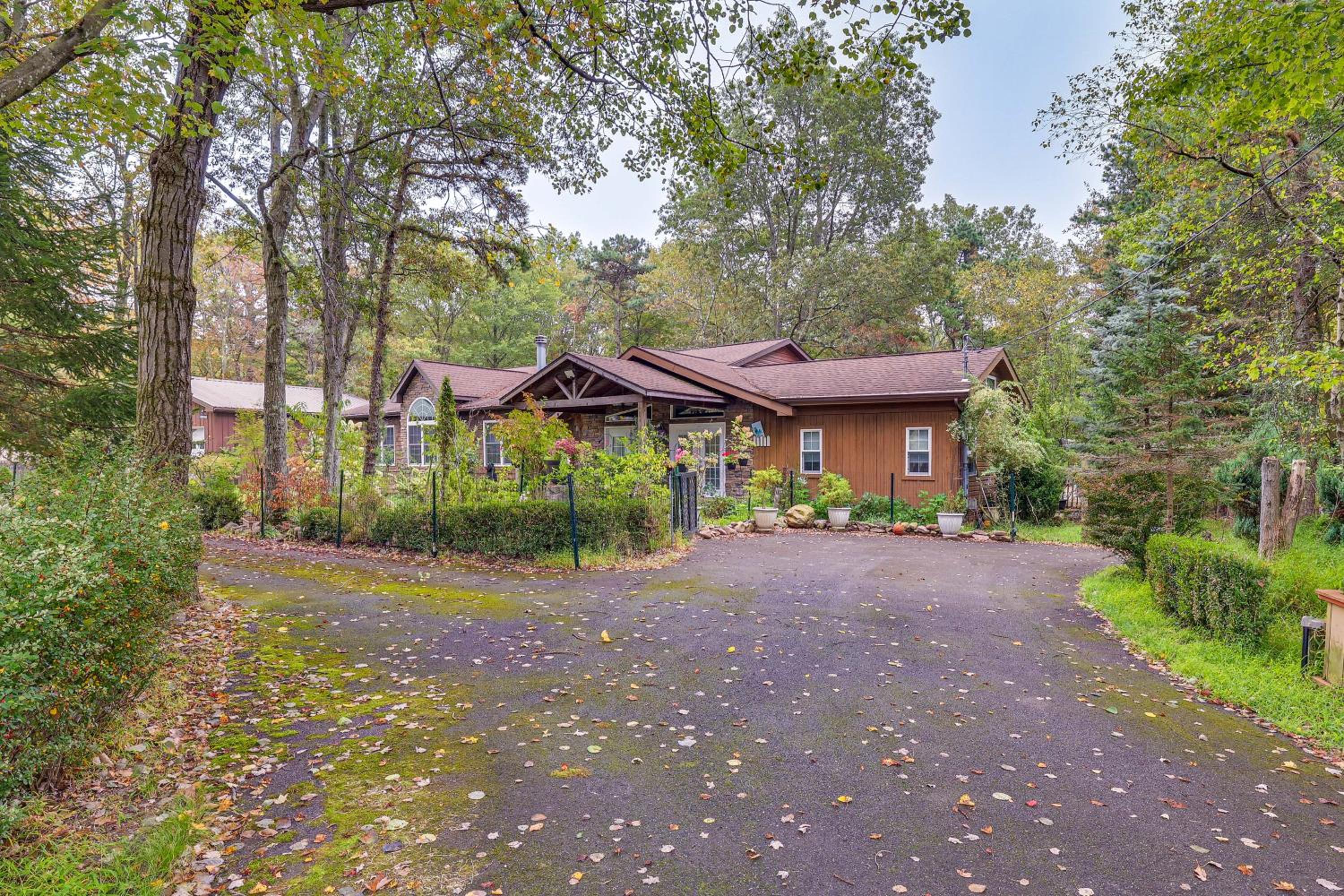 7 Mi to Big Boulder Mtn! Home with Pet-Friendly Yard