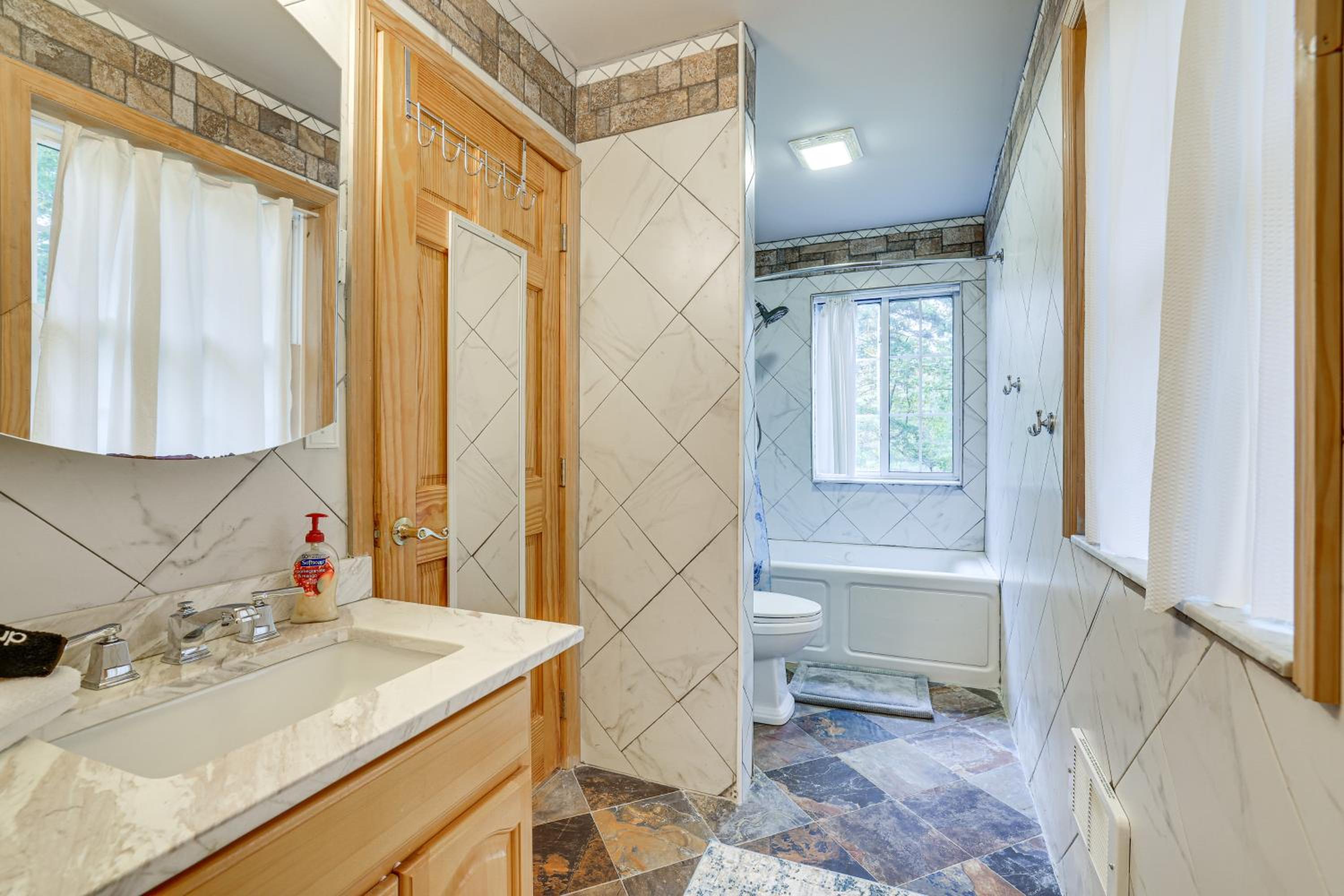 7 Mi to Big Boulder Mtn! Home with Pet-Friendly Yard