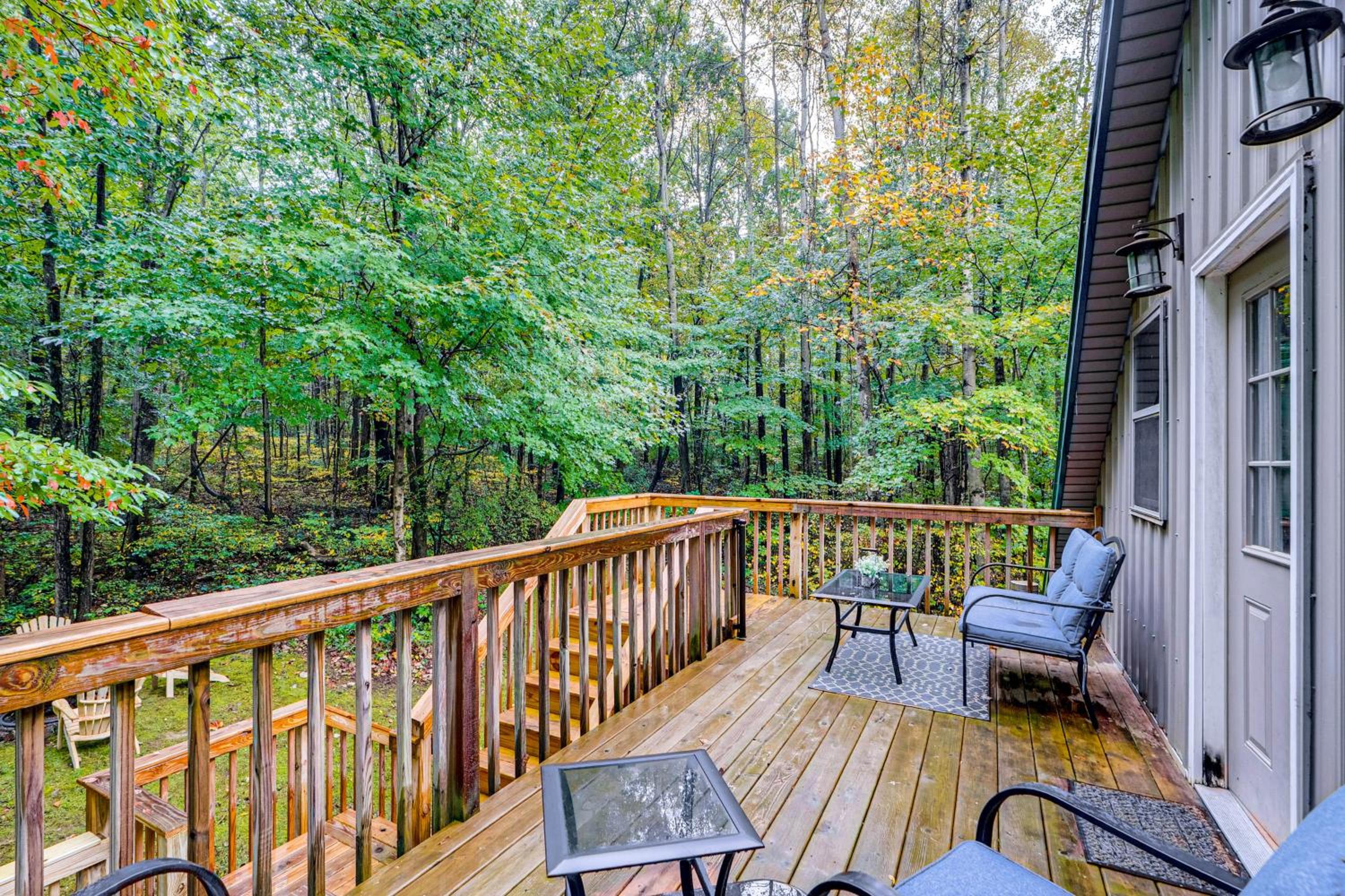 Hot Tub Haven 10 Mi to Hocking Hills State Park!