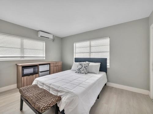 Dania Beach Getaway | 2 Studios for 6 Guests