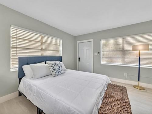 Dania Beach Getaway | 2 Studios for 6 Guests