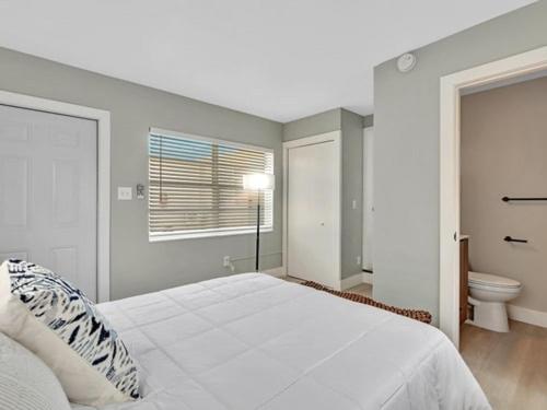 Dania Beach Getaway | 2 Studios for 6 Guests