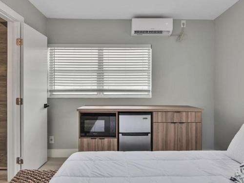 Dania Beach Getaway | 2 Studios for 6 Guests