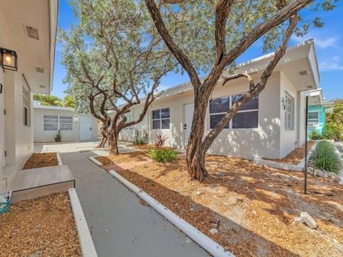 Dania Beach Getaway | 2 Studios for 6 Guests