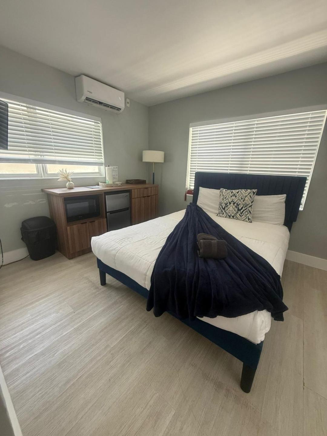 Dania Beach Getaway | 2 Studios for 6 Guests
