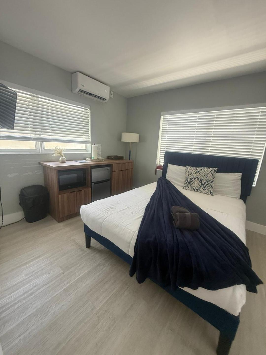 Dania Beach Getaway | 2 Studios for 6 Guests