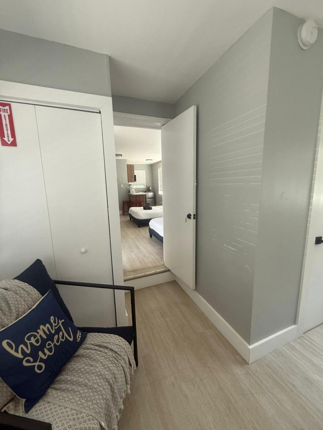 Dania Beach Getaway | 2 Studios for 6 Guests