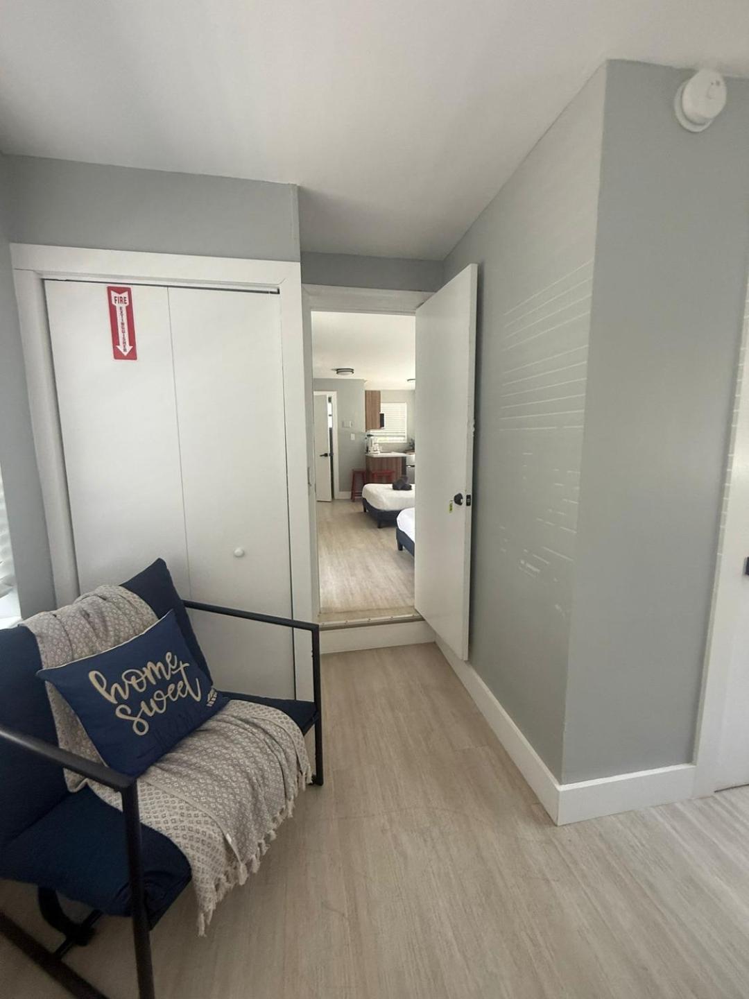 Dania Beach Getaway | 2 Studios for 6 Guests