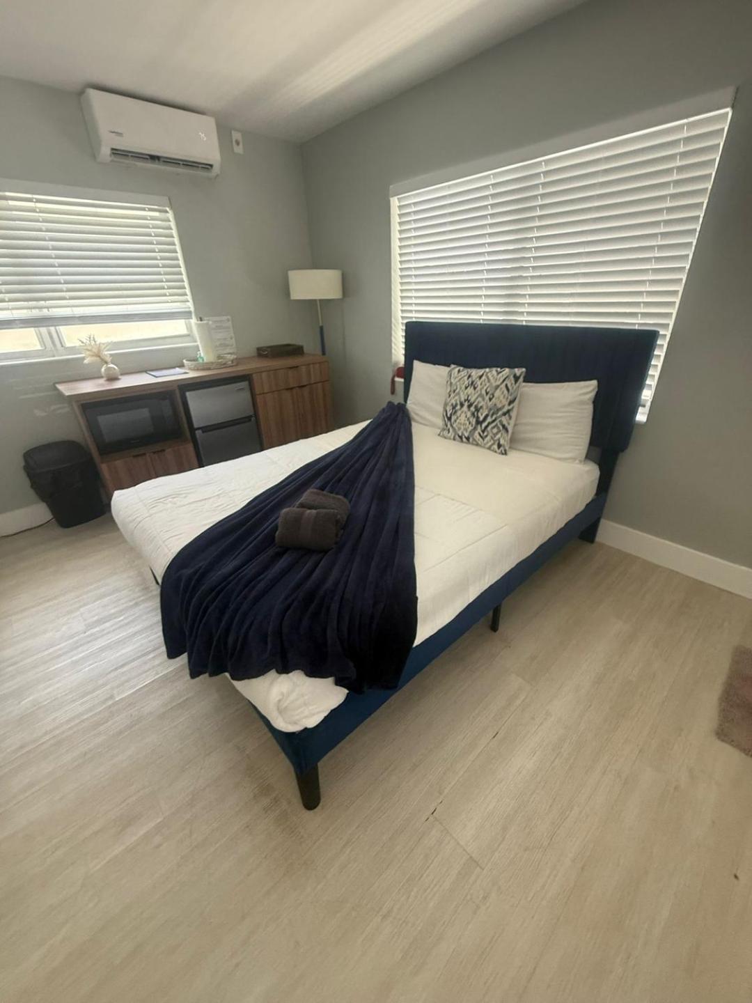 Dania Beach Getaway | 2 Studios for 6 Guests
