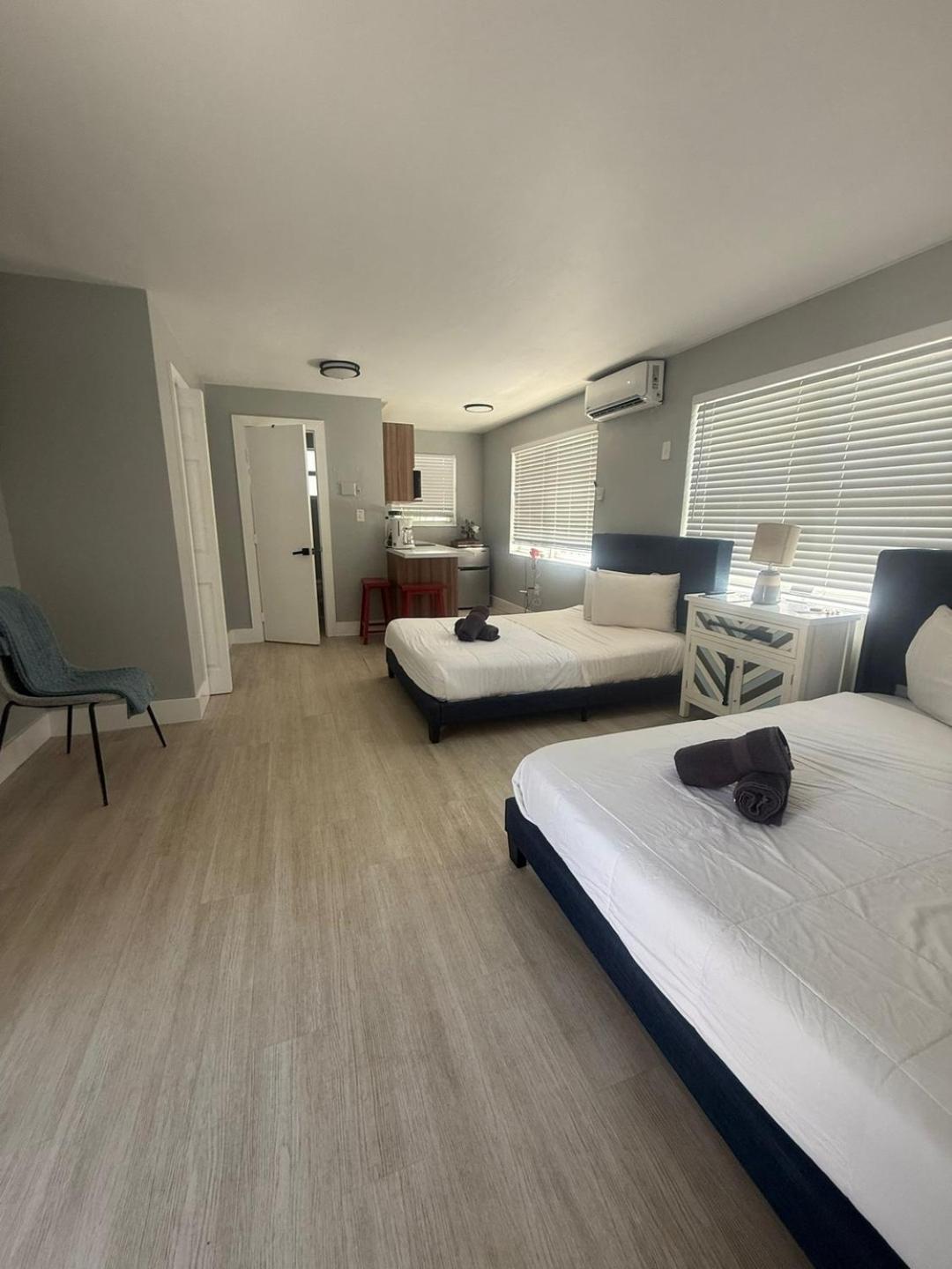 Dania Beach Getaway | 2 Studios for 6 Guests
