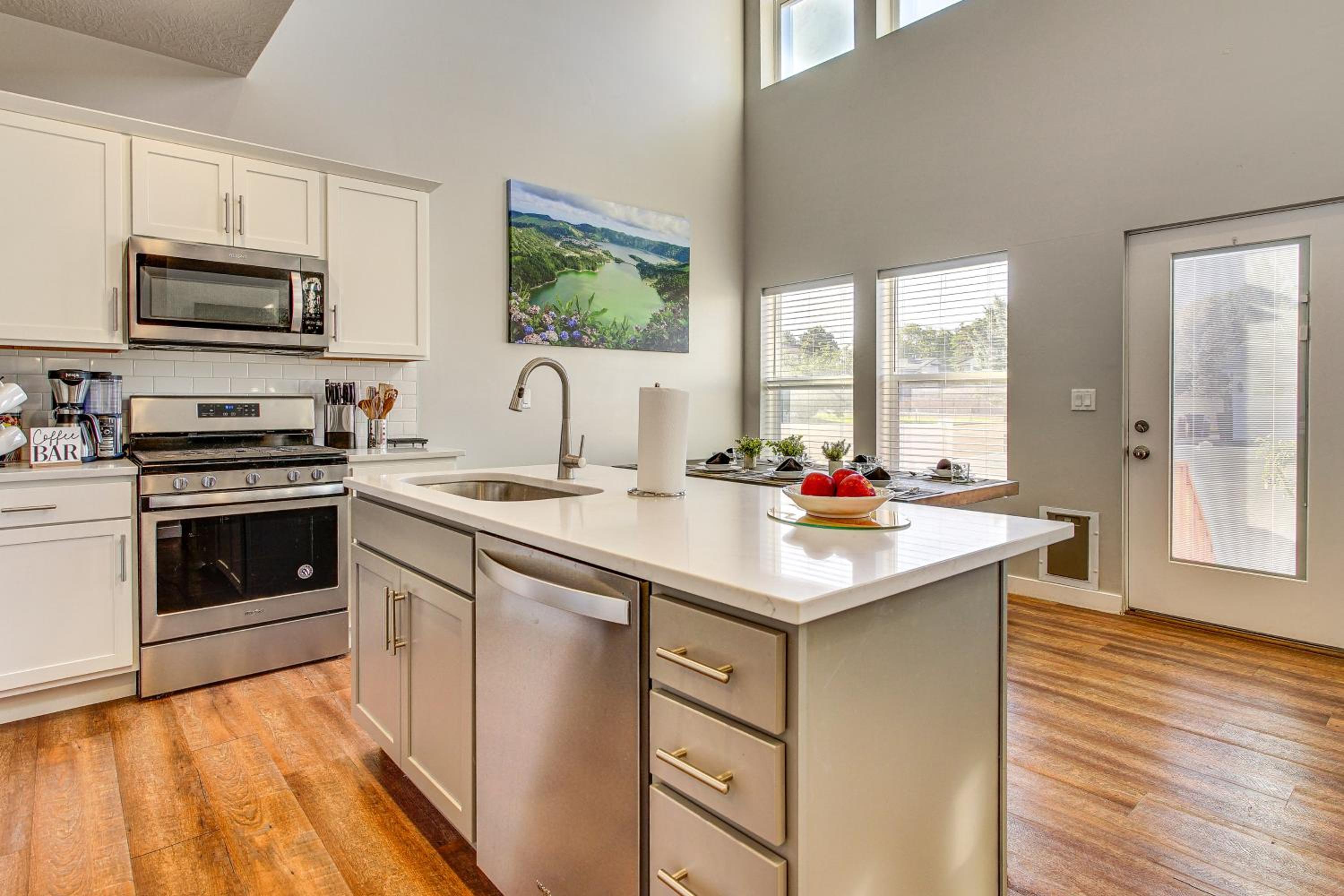 Room to Work and Relax! SLC Townhome with Office, Yard