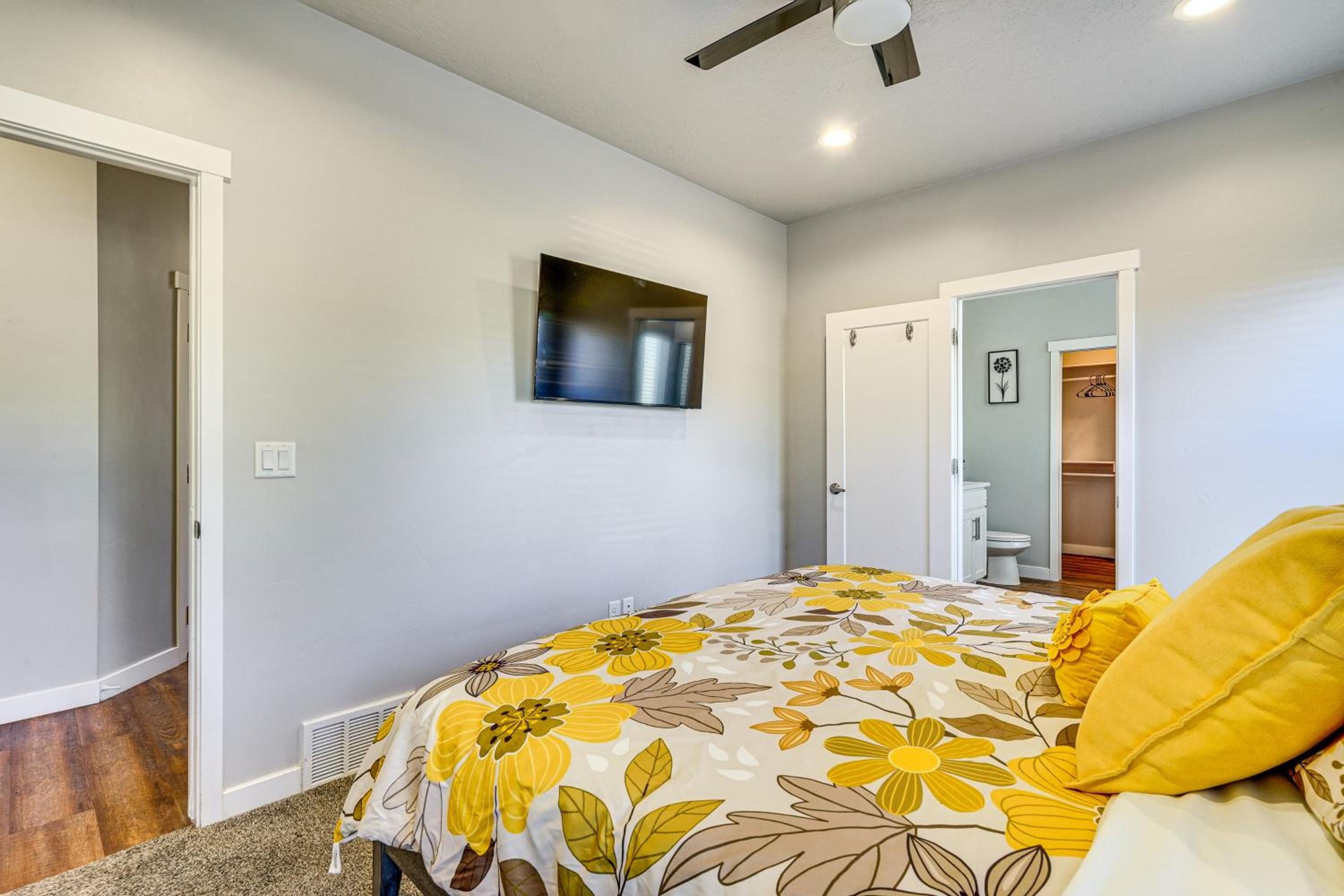 Room to Work and Relax! SLC Townhome with Office, Yard