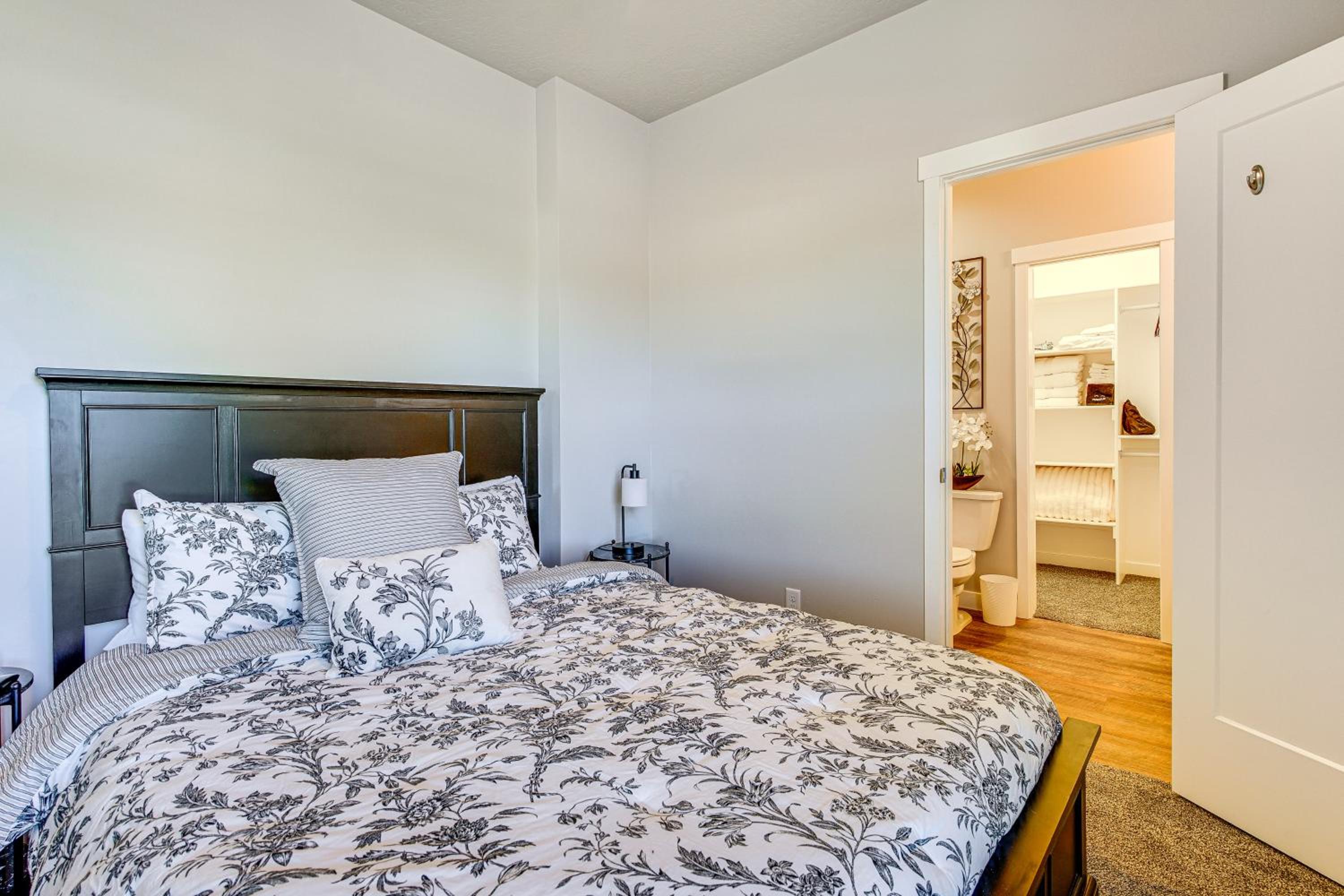 Room to Work and Relax! SLC Townhome with Office, Yard