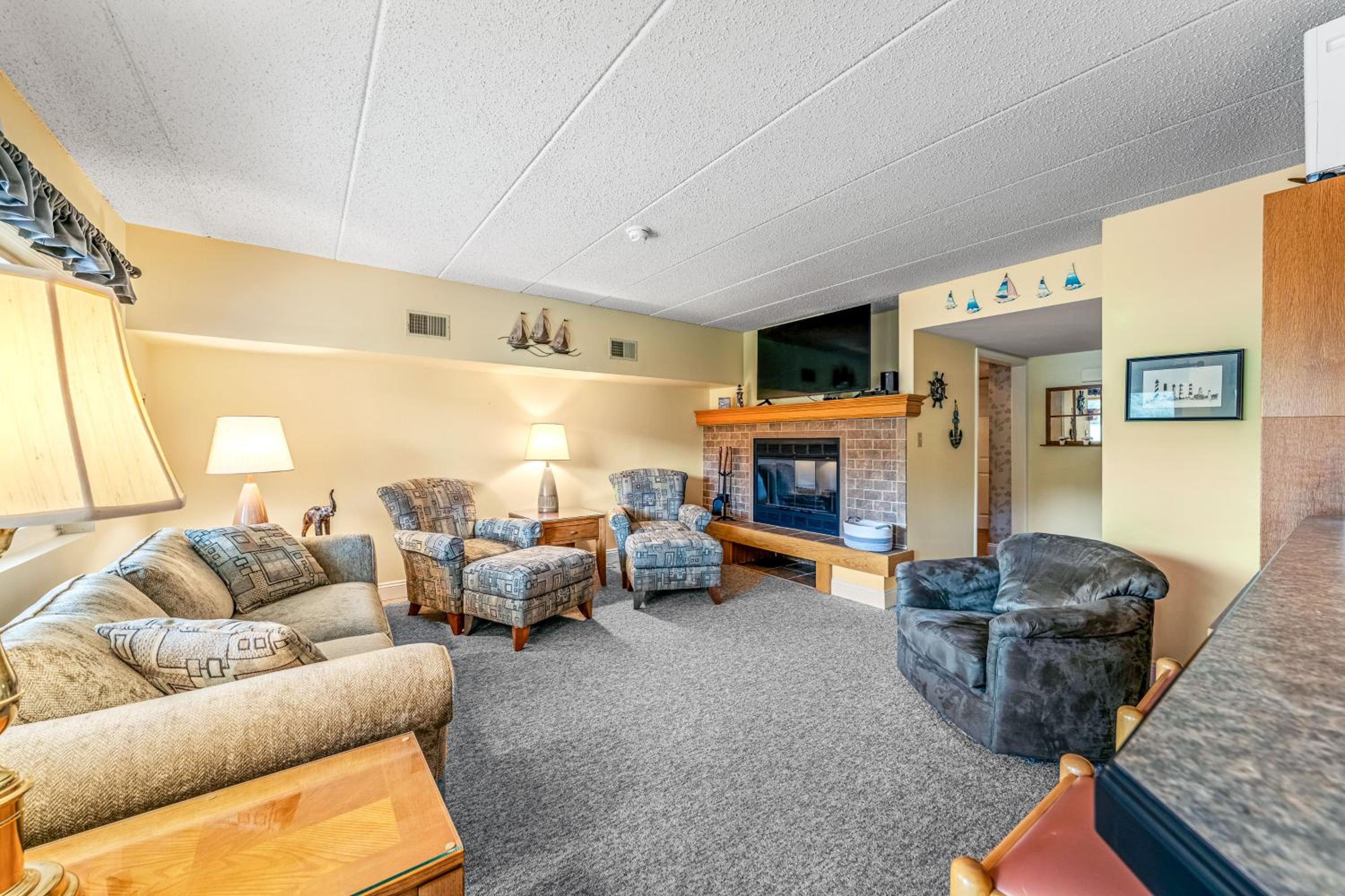 Epic Views and Pool Access! Gem on Big Boulder Lake