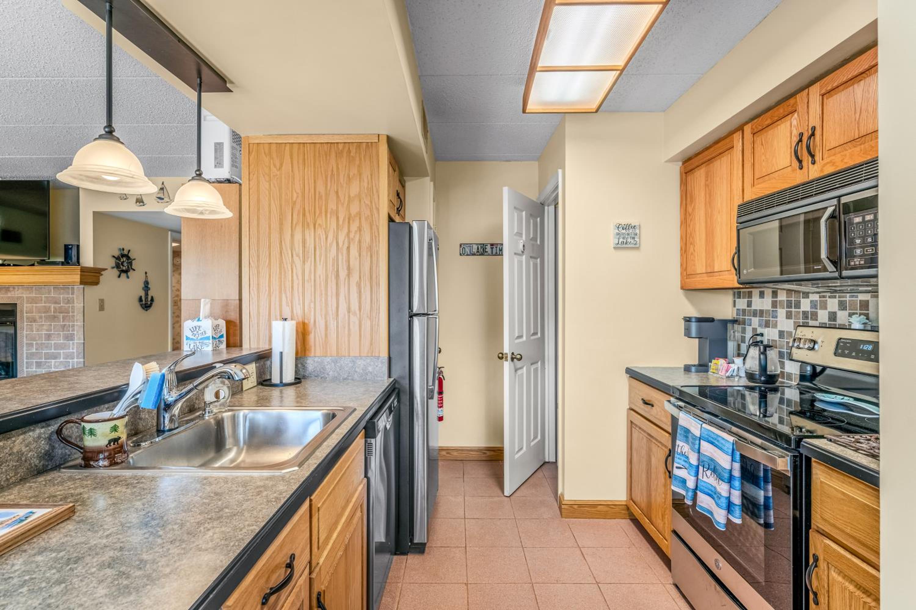 Epic Views and Pool Access! Gem on Big Boulder Lake