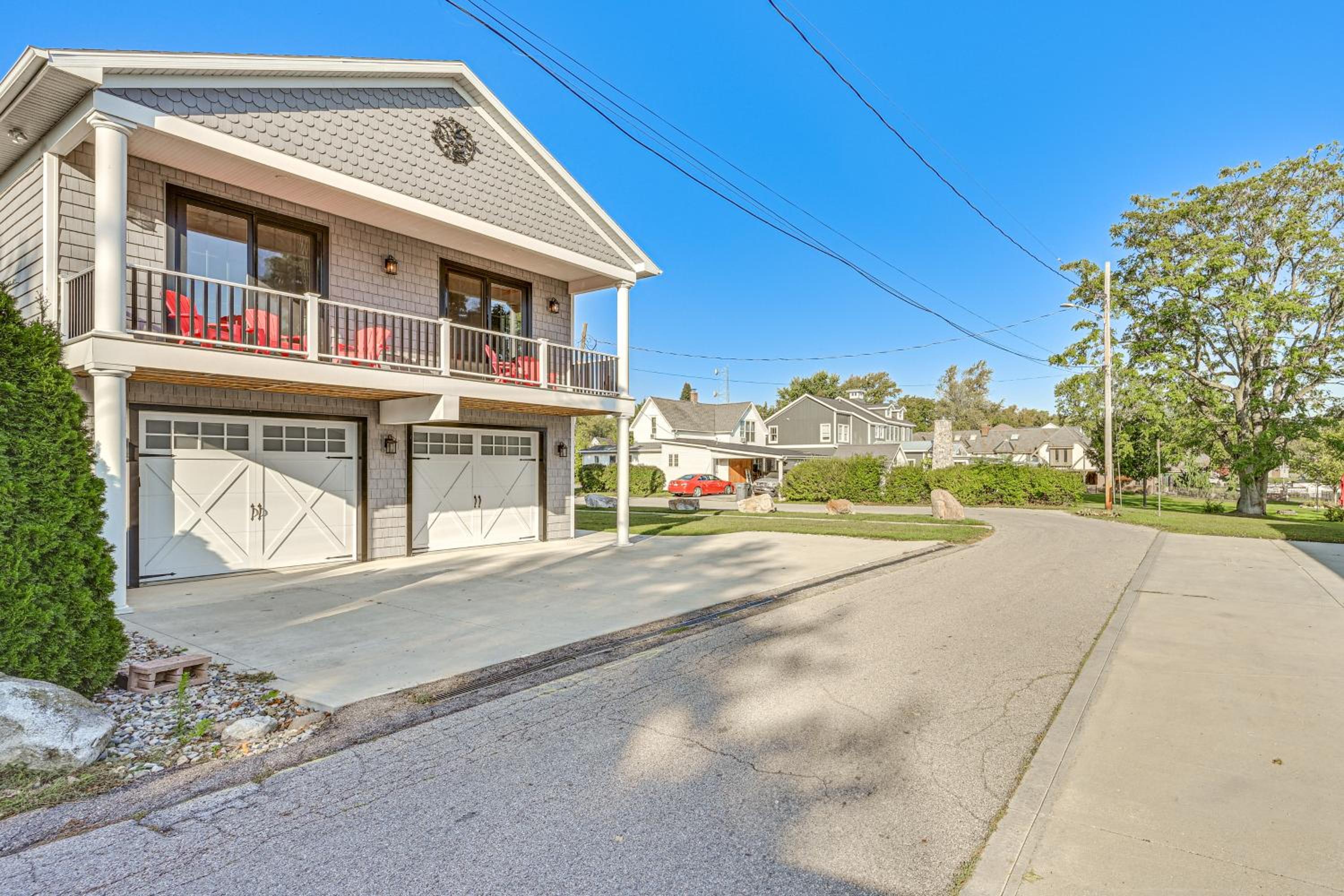 Walk to Dtwn Syracuse Private Lake-View Home