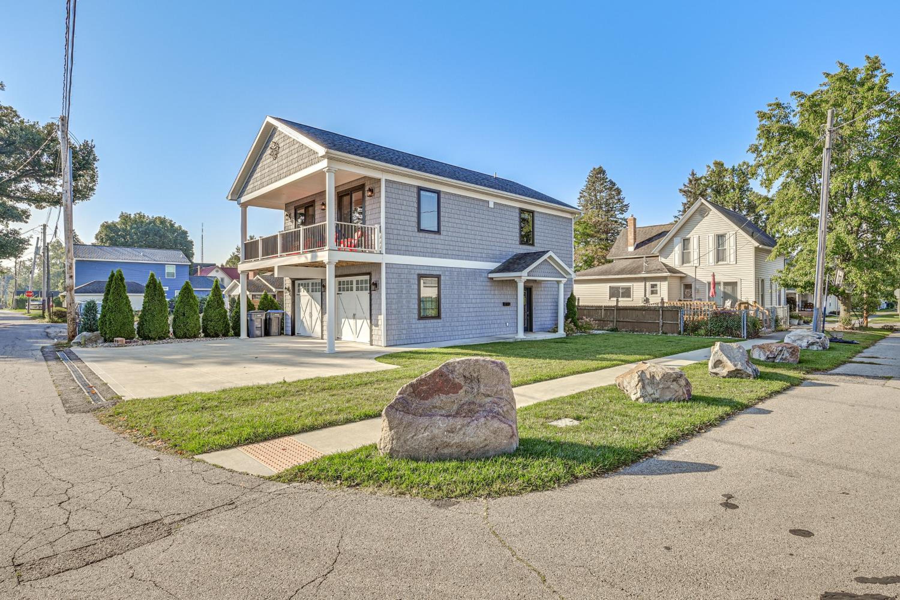 Walk to Dtwn Syracuse Private Lake-View Home