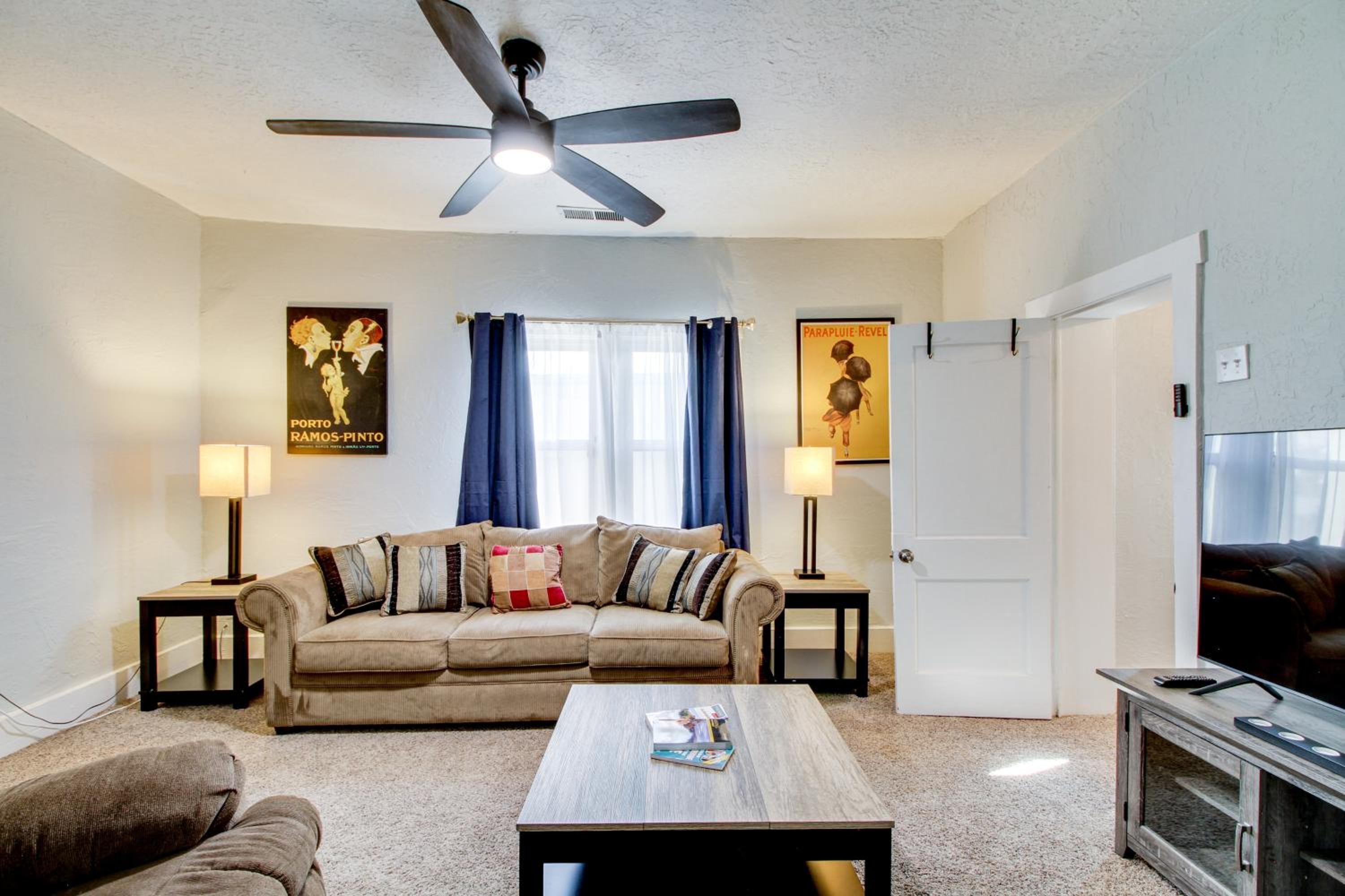 1 Mi to Old Town Albuquerque! Dog-Friendly Home