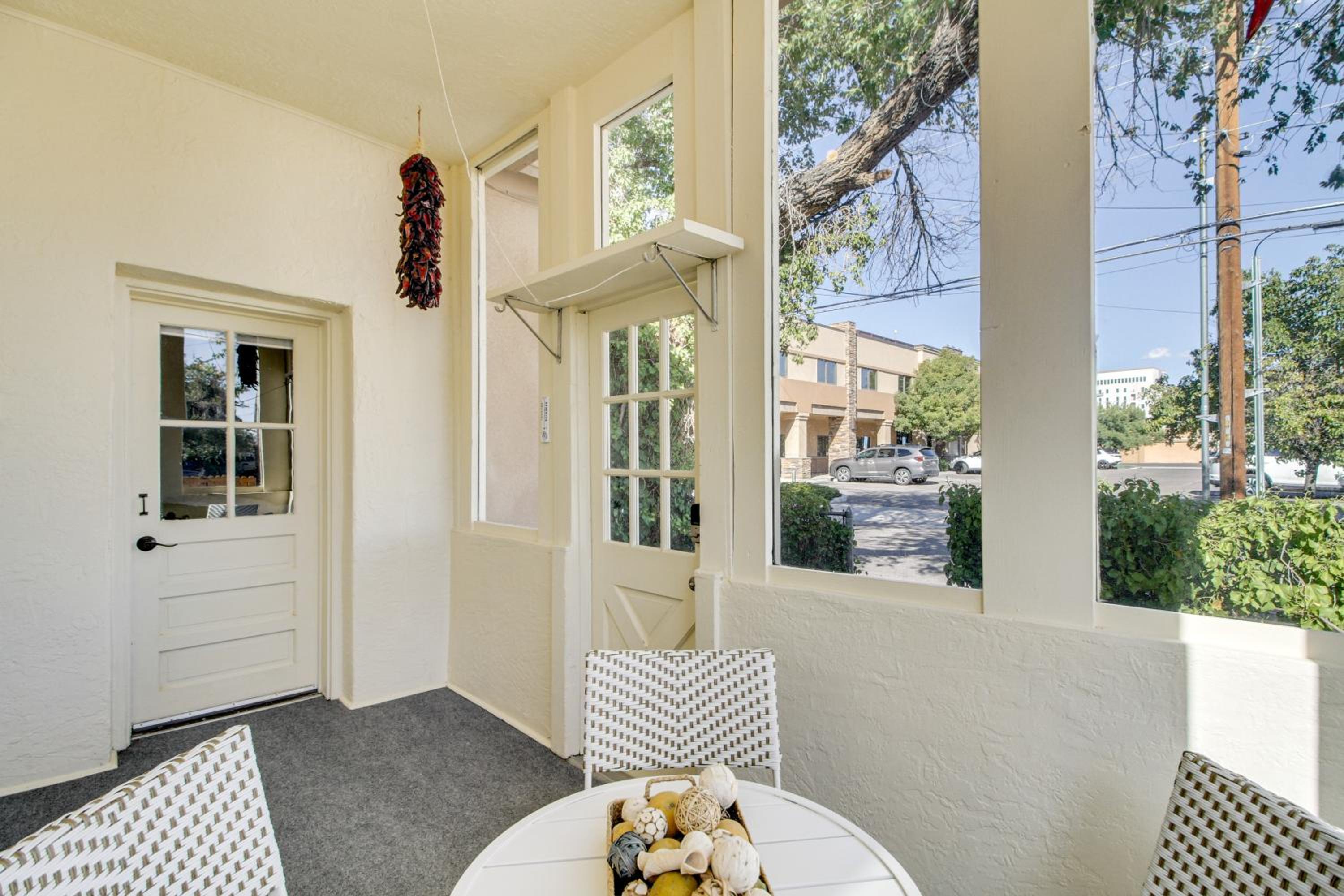 1 Mi to Old Town Albuquerque! Dog-Friendly Home