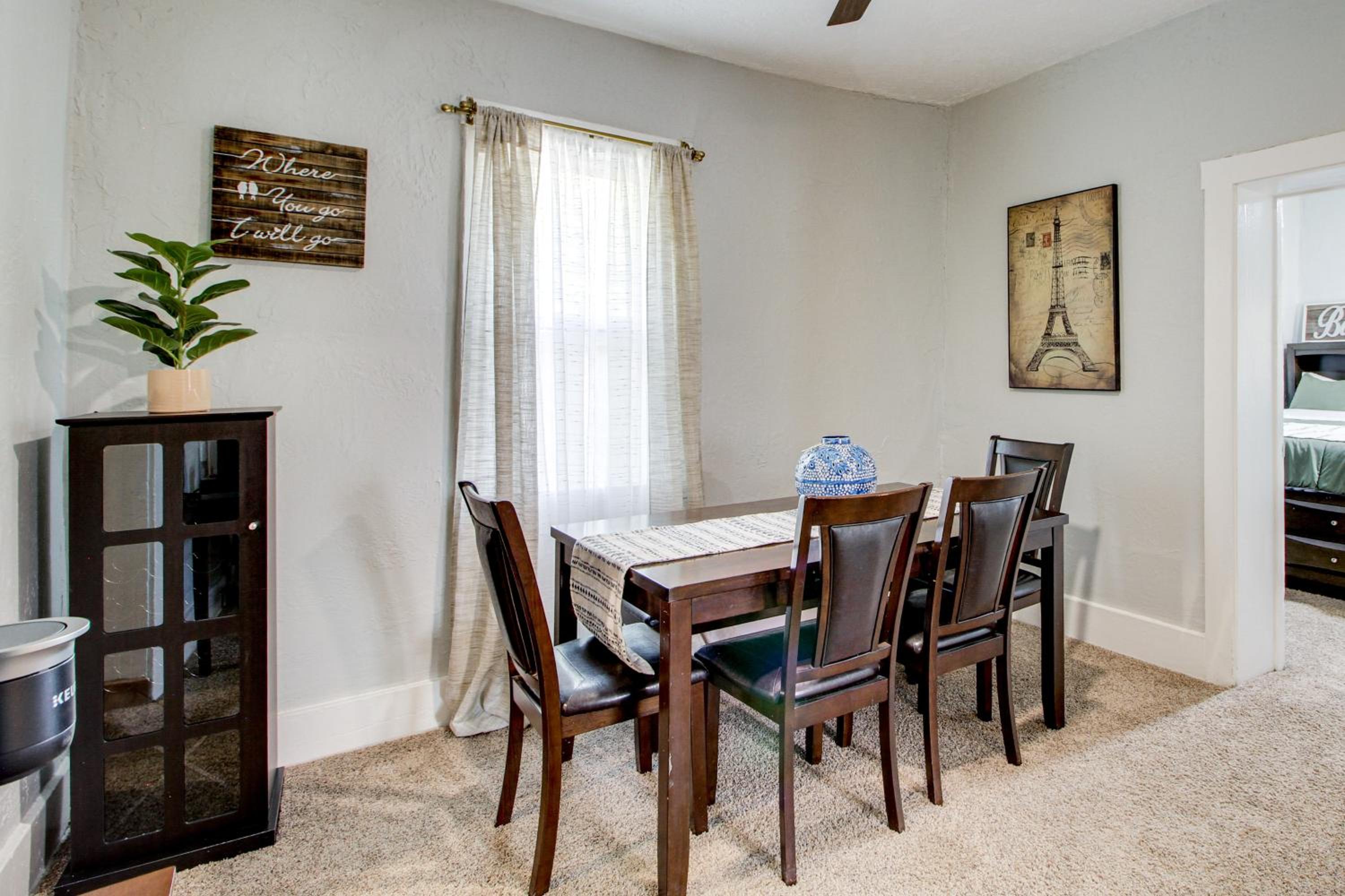 1 Mi to Old Town Albuquerque! Dog-Friendly Home