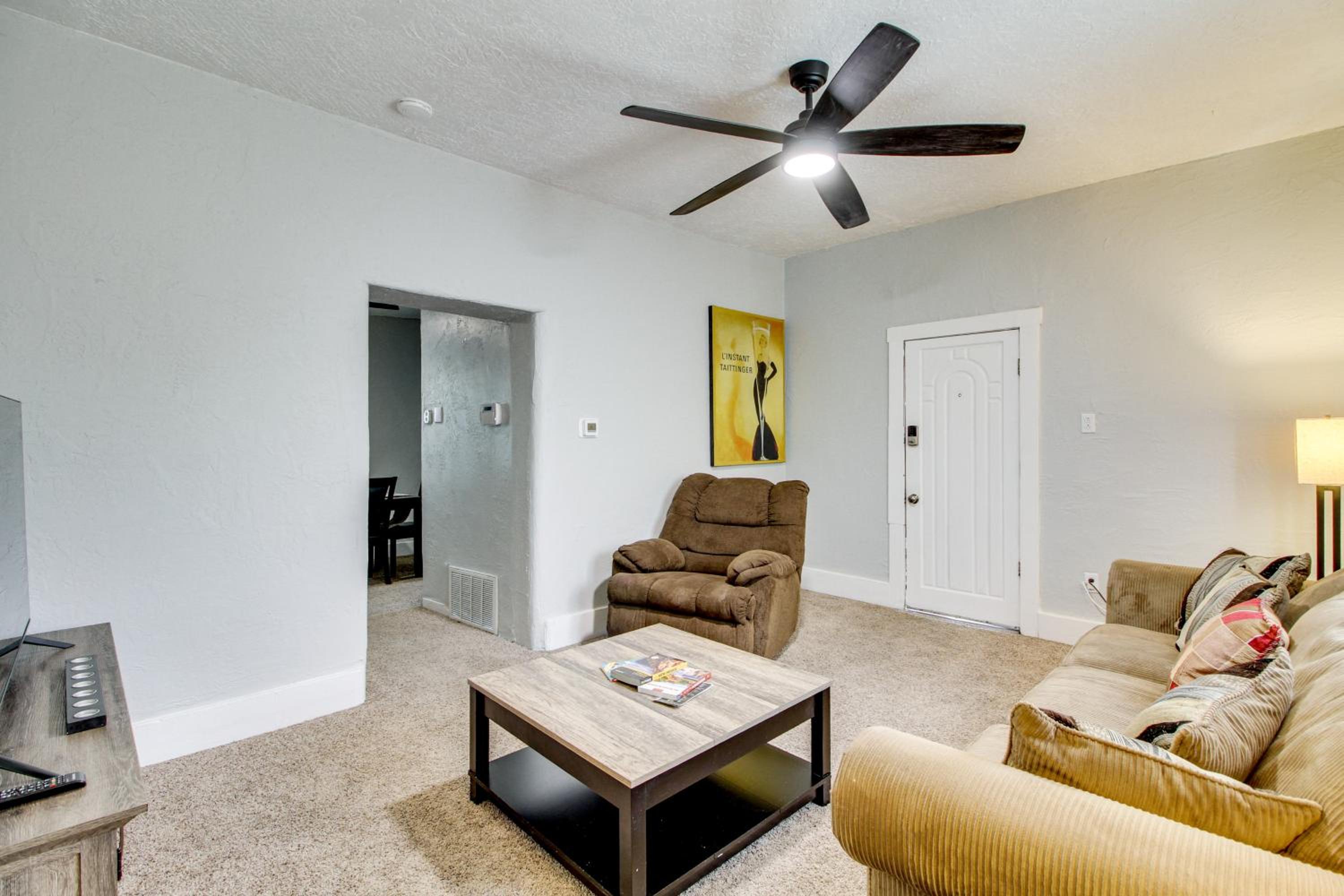 1 Mi to Old Town Albuquerque! Dog-Friendly Home