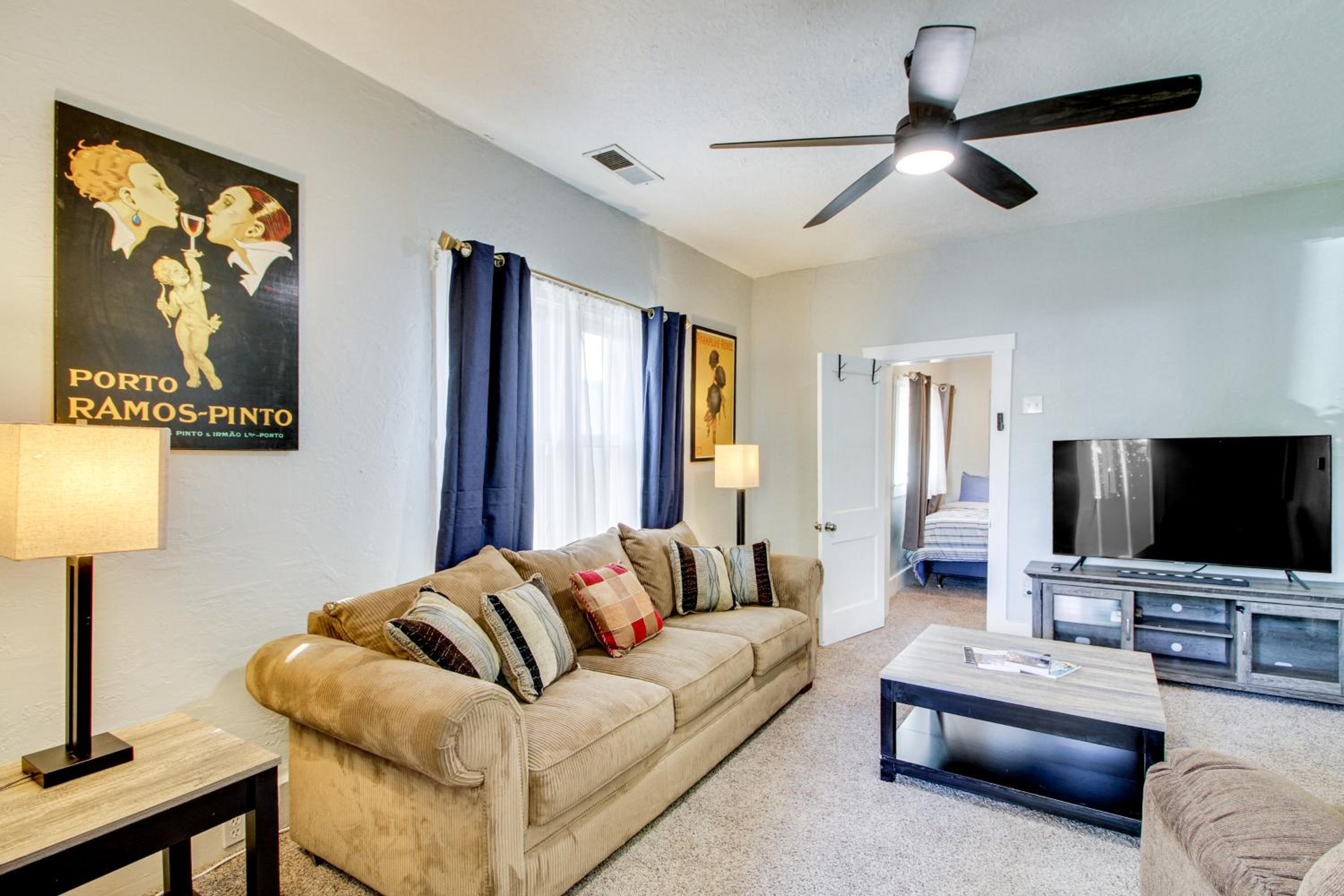 1 Mi to Old Town Albuquerque! Dog-Friendly Home