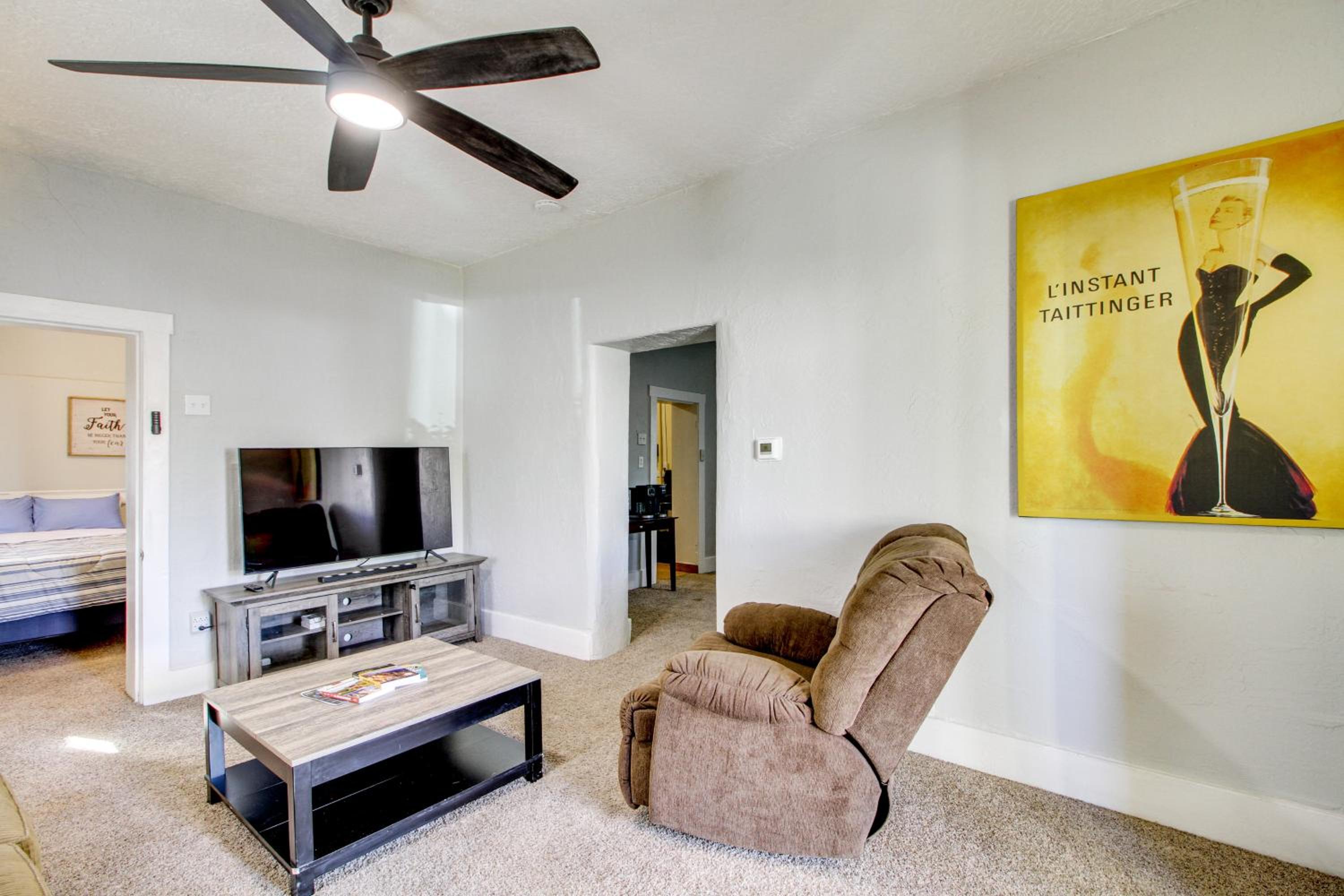 1 Mi to Old Town Albuquerque! Dog-Friendly Home