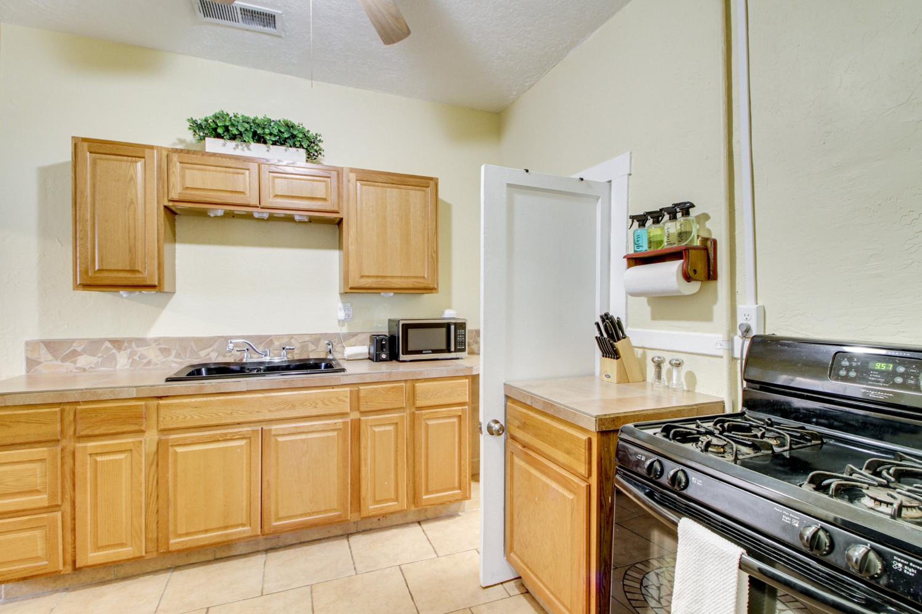 1 Mi to Old Town Albuquerque! Dog-Friendly Home