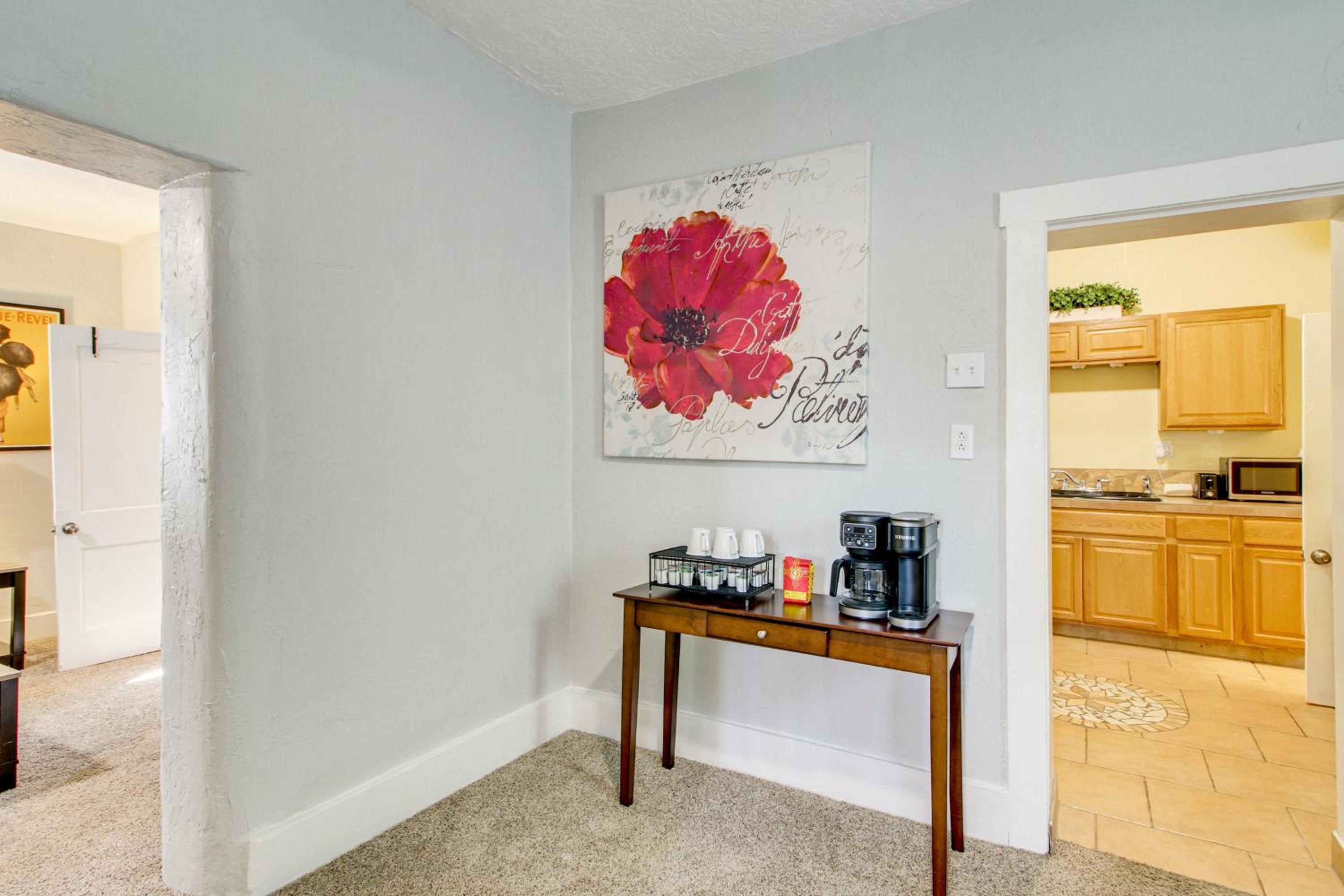1 Mi to Old Town Albuquerque! Dog-Friendly Home