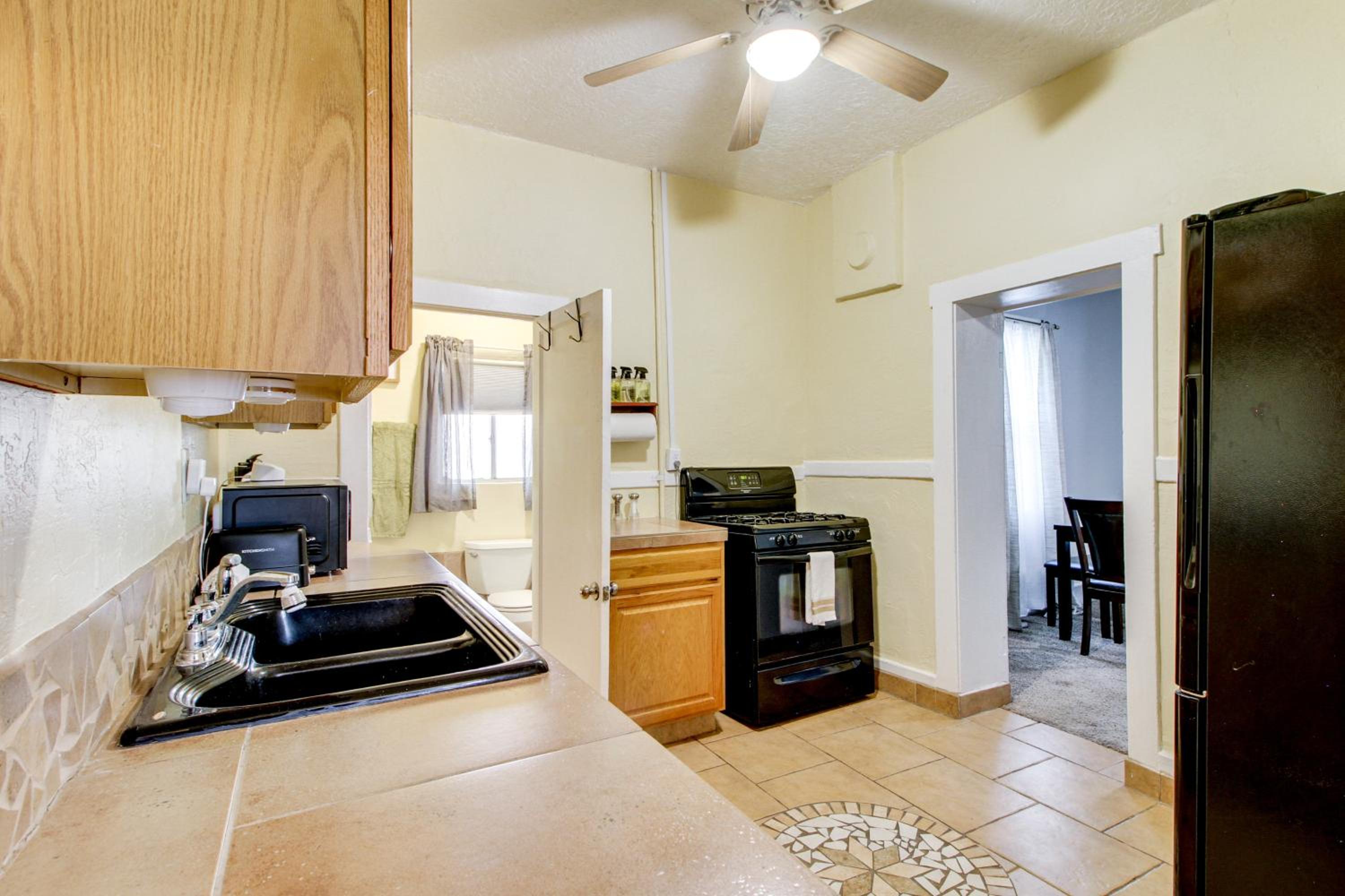 1 Mi to Old Town Albuquerque! Dog-Friendly Home