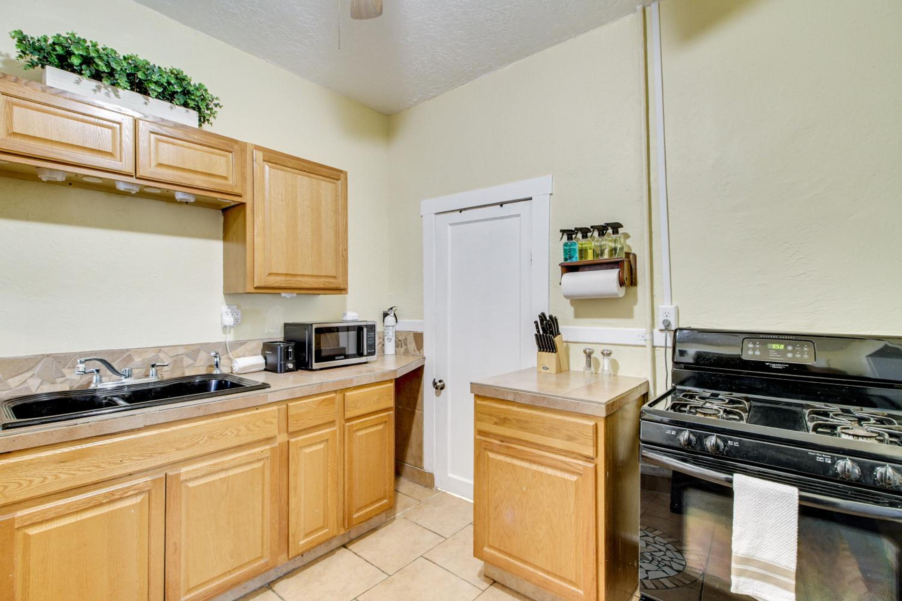 1 Mi to Old Town Albuquerque! Dog-Friendly Home