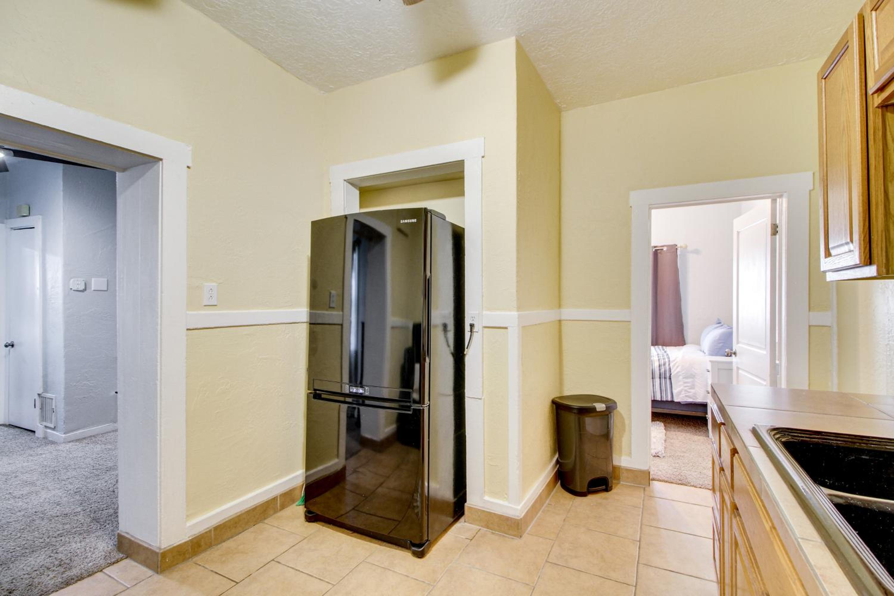 1 Mi to Old Town Albuquerque! Dog-Friendly Home