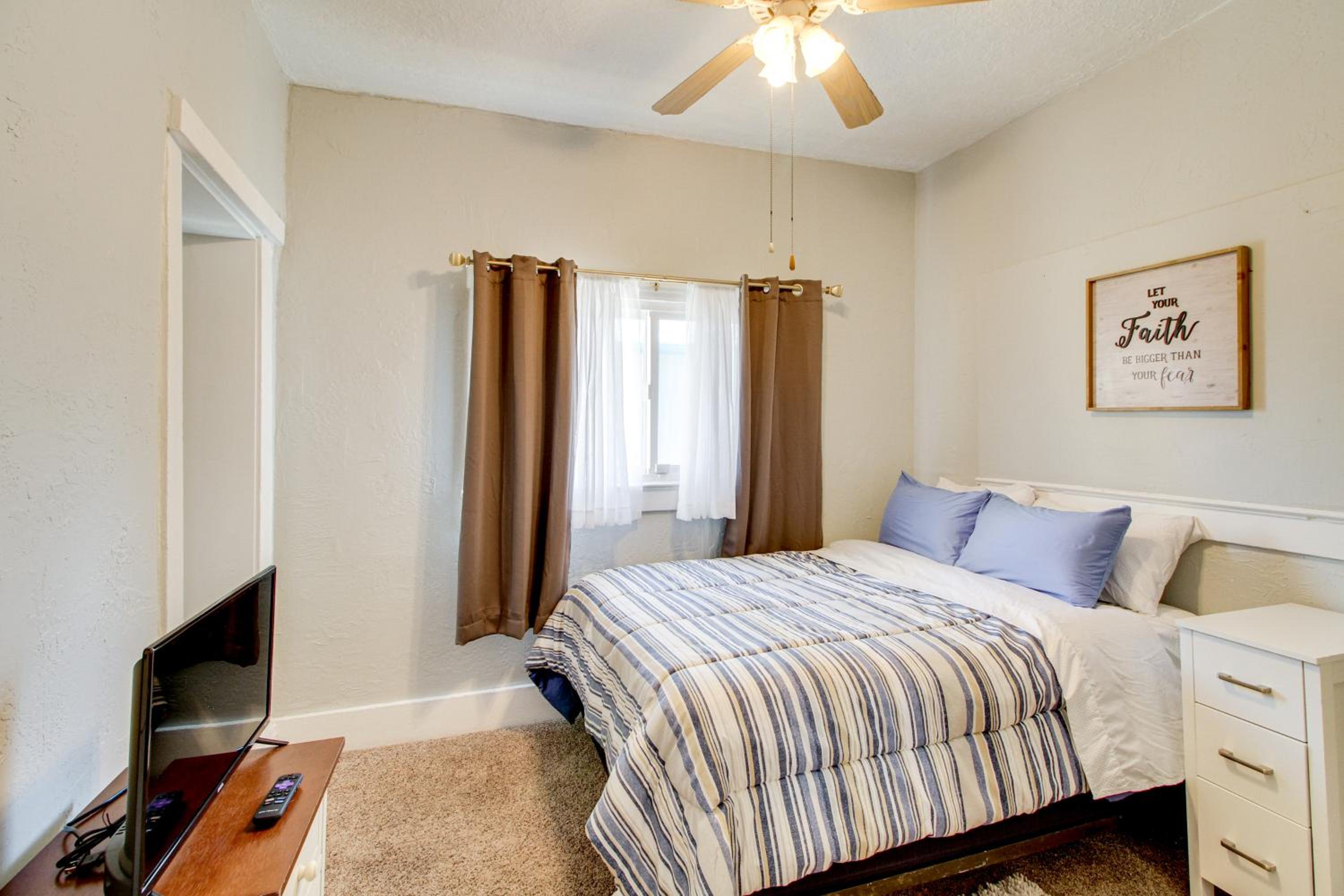 1 Mi to Old Town Albuquerque! Dog-Friendly Home
