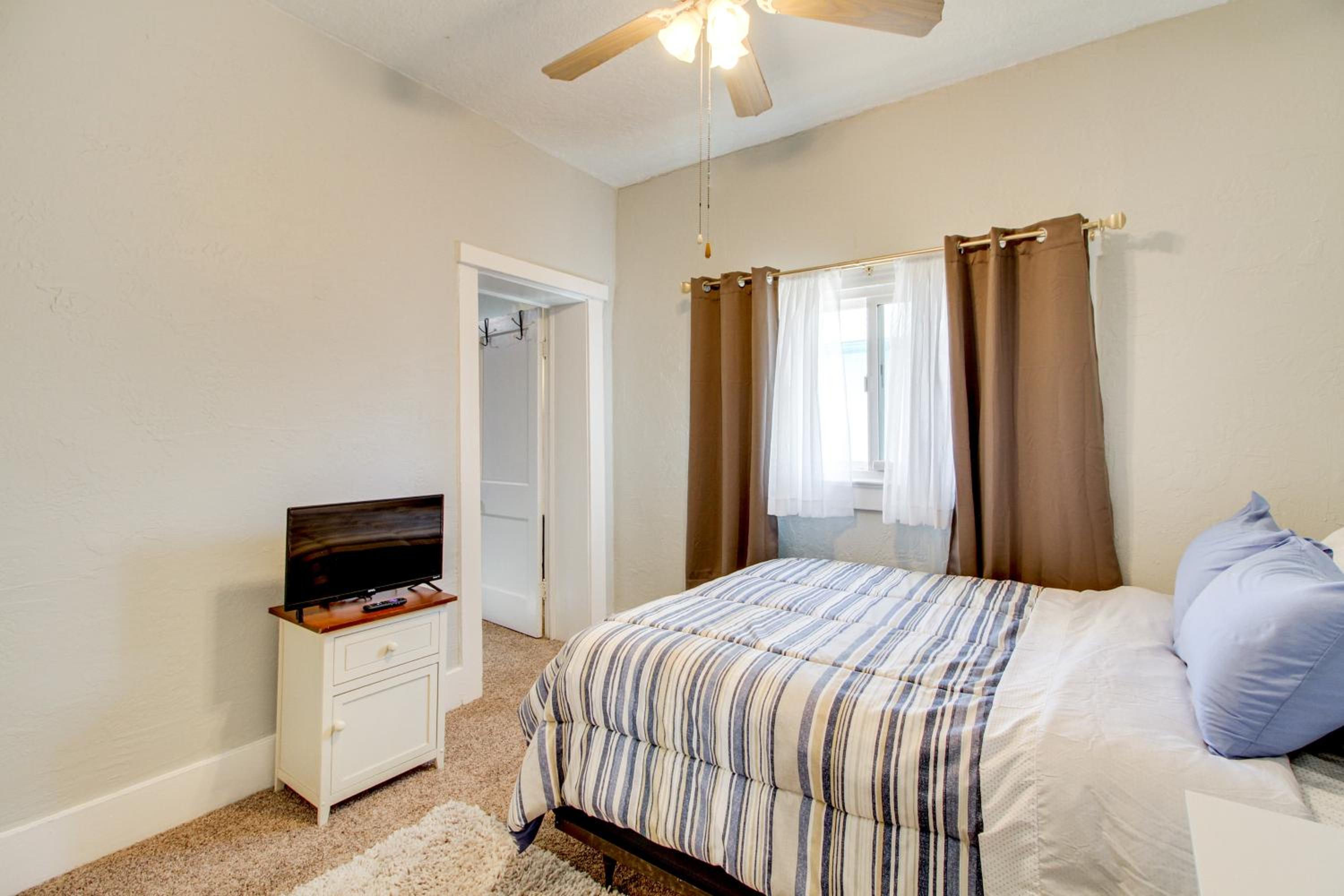 1 Mi to Old Town Albuquerque! Dog-Friendly Home