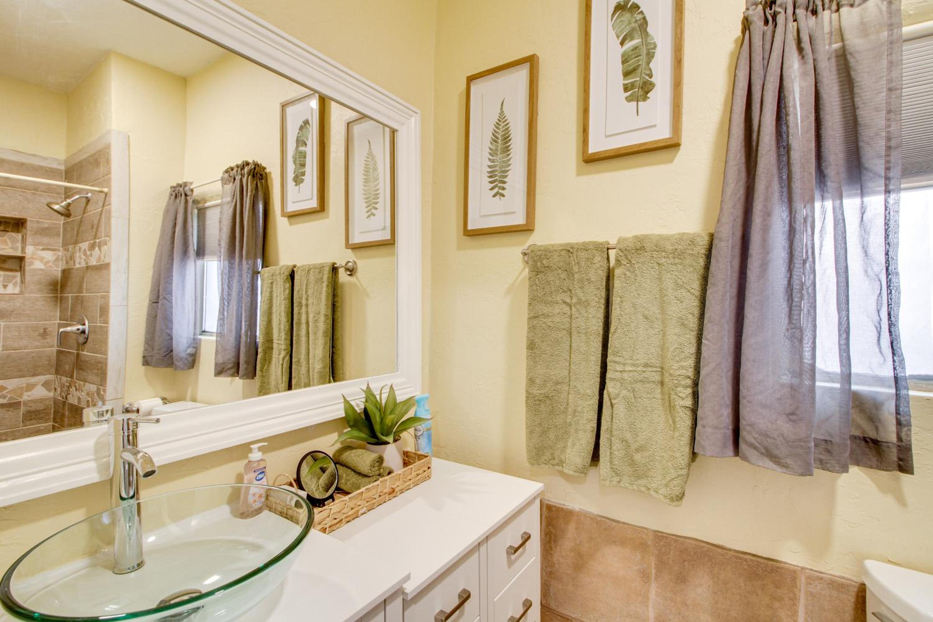 1 Mi to Old Town Albuquerque! Dog-Friendly Home