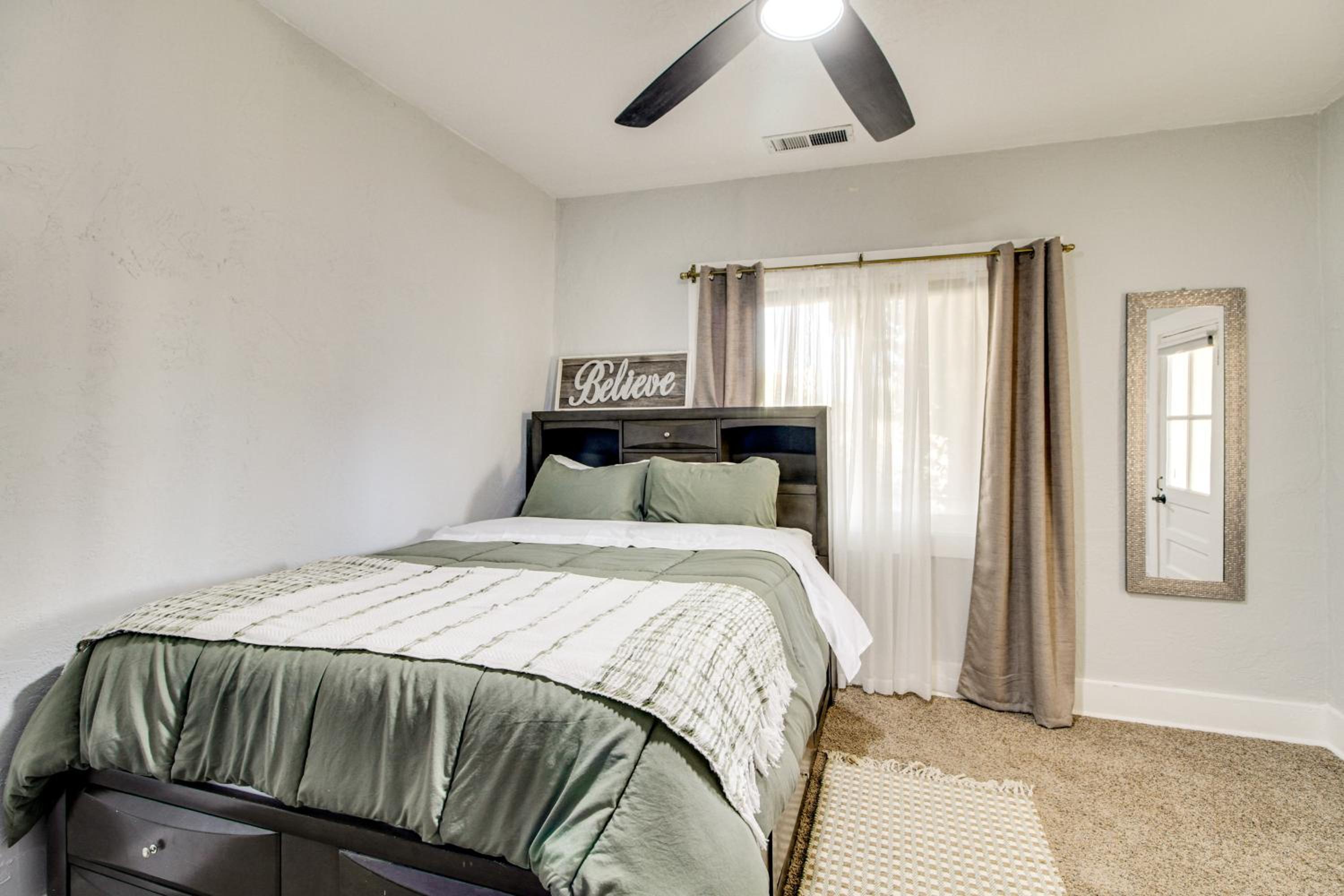 1 Mi to Old Town Albuquerque! Dog-Friendly Home