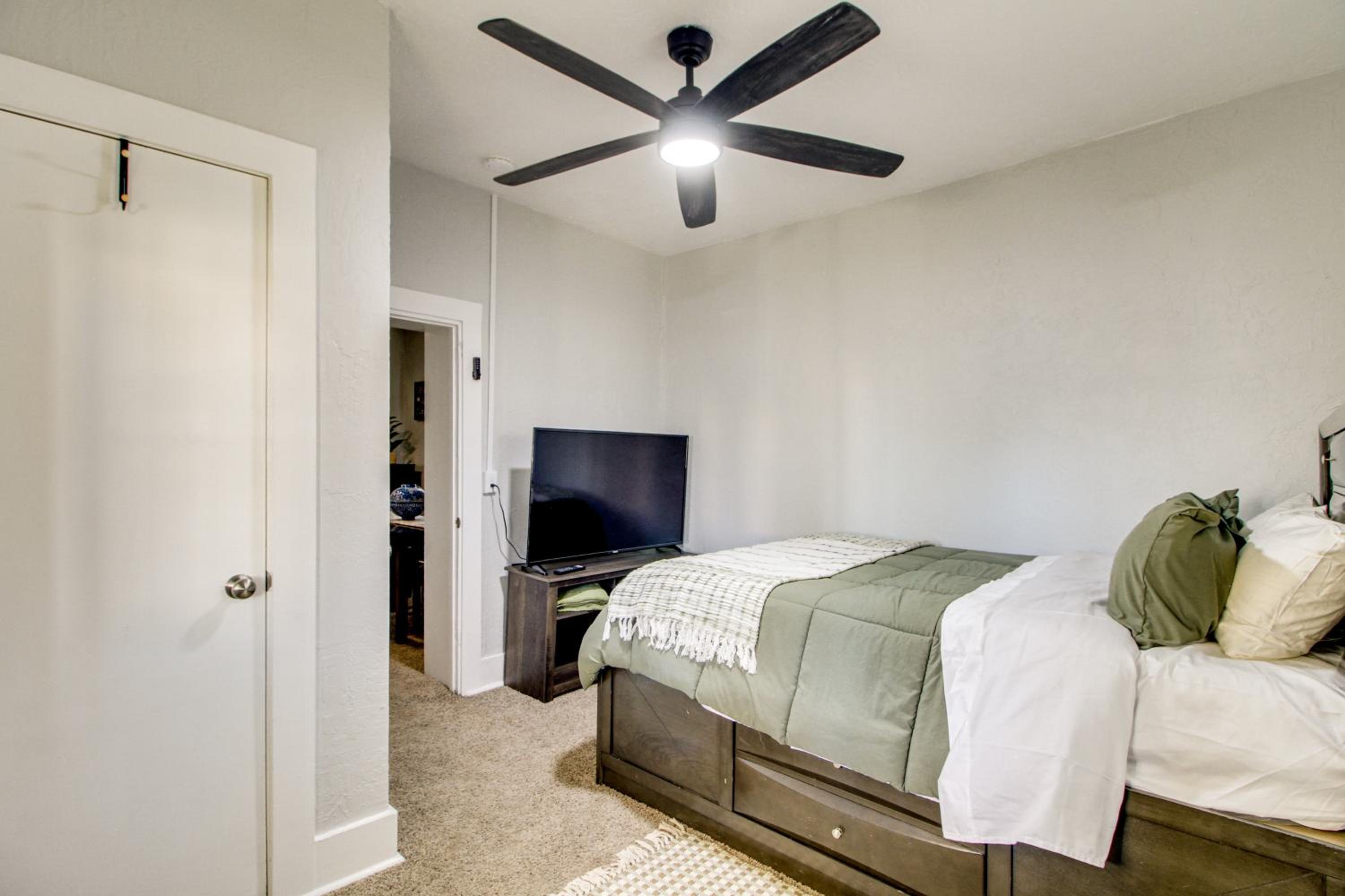 1 Mi to Old Town Albuquerque! Dog-Friendly Home