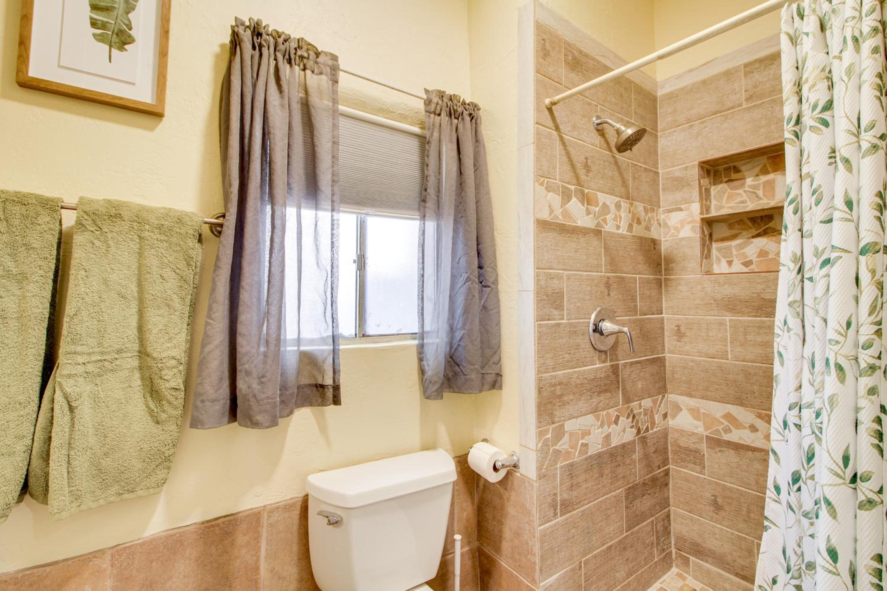 1 Mi to Old Town Albuquerque! Dog-Friendly Home