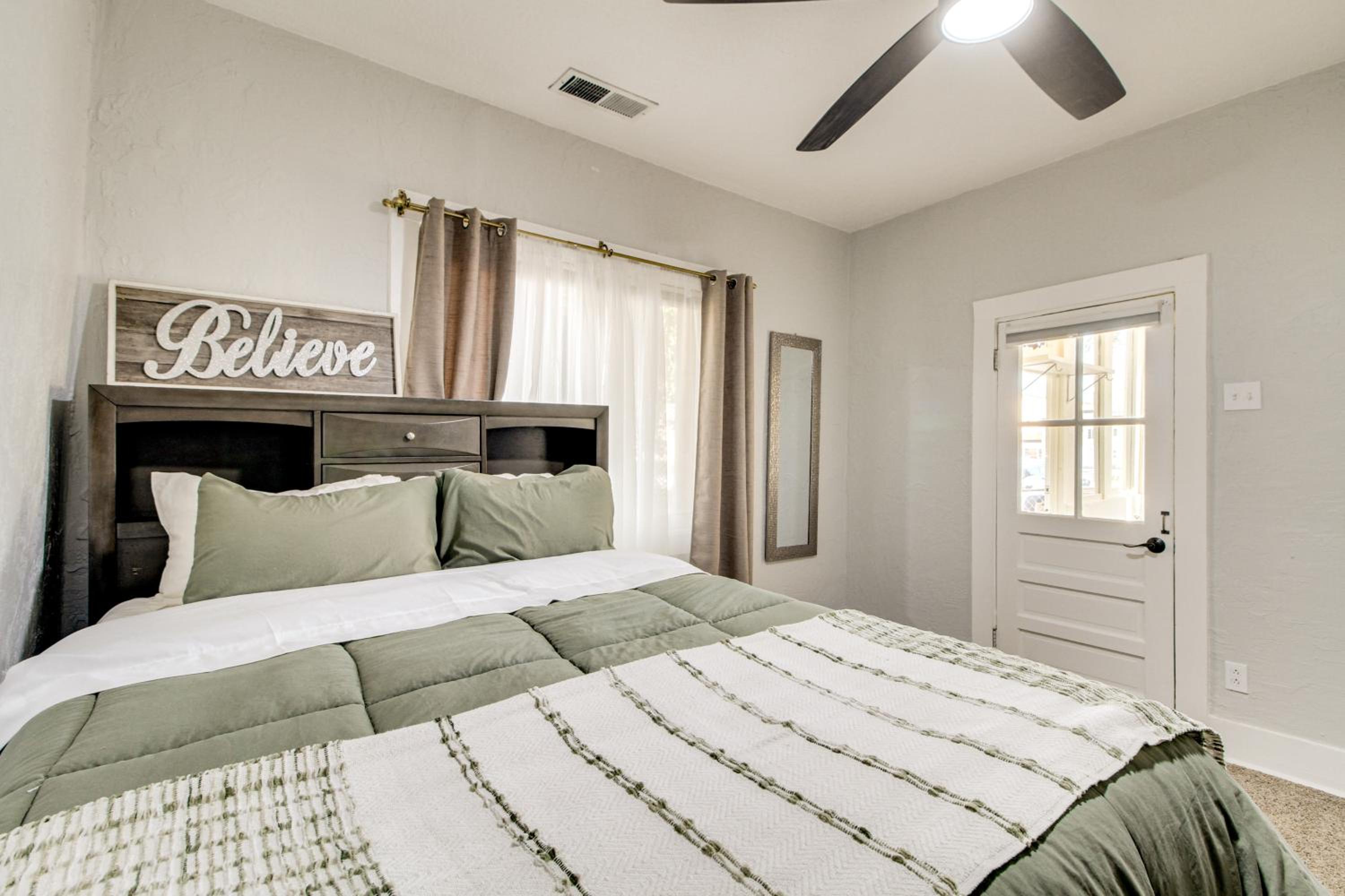 1 Mi to Old Town Albuquerque! Dog-Friendly Home
