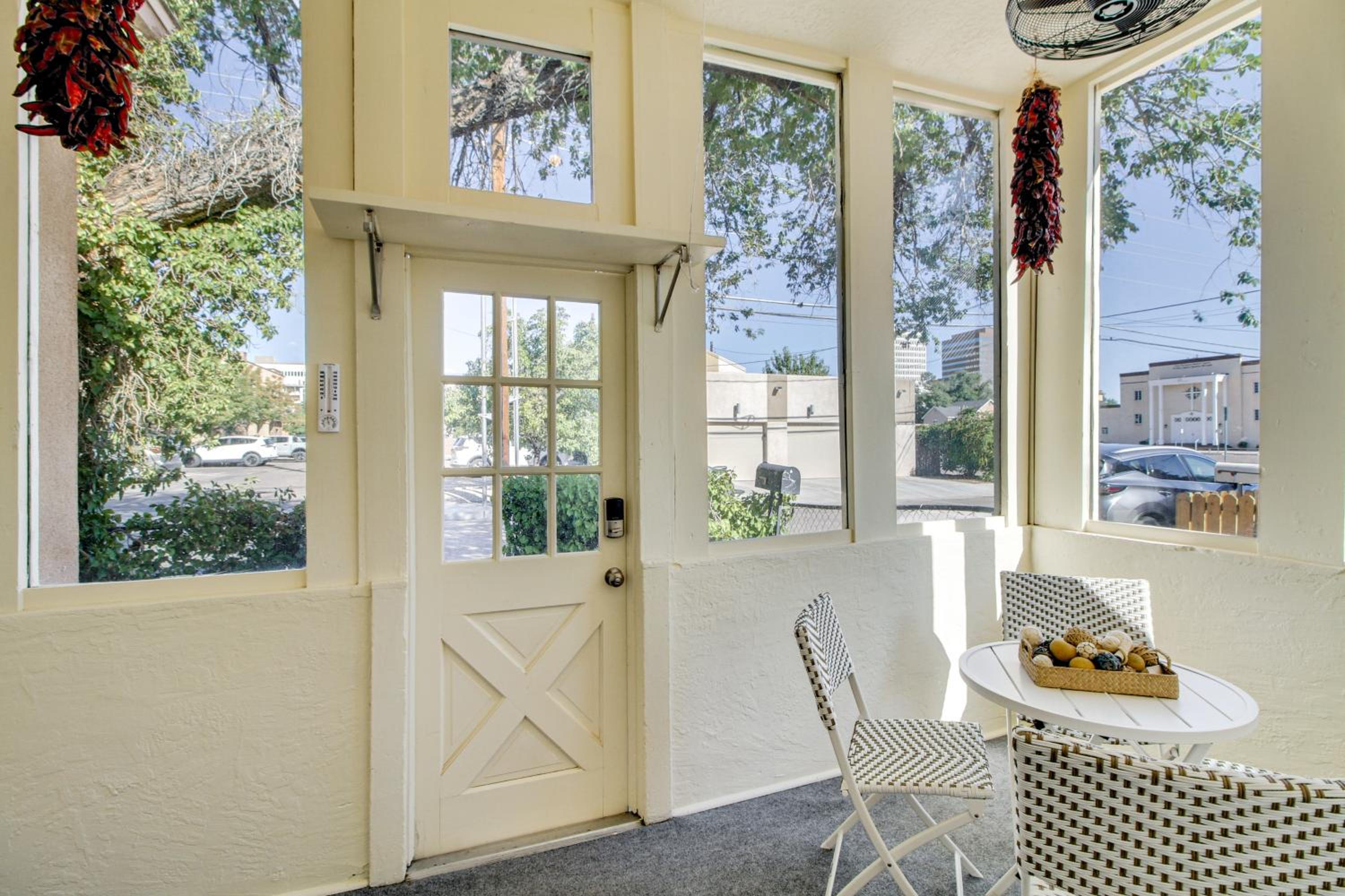 1 Mi to Old Town Albuquerque! Dog-Friendly Home