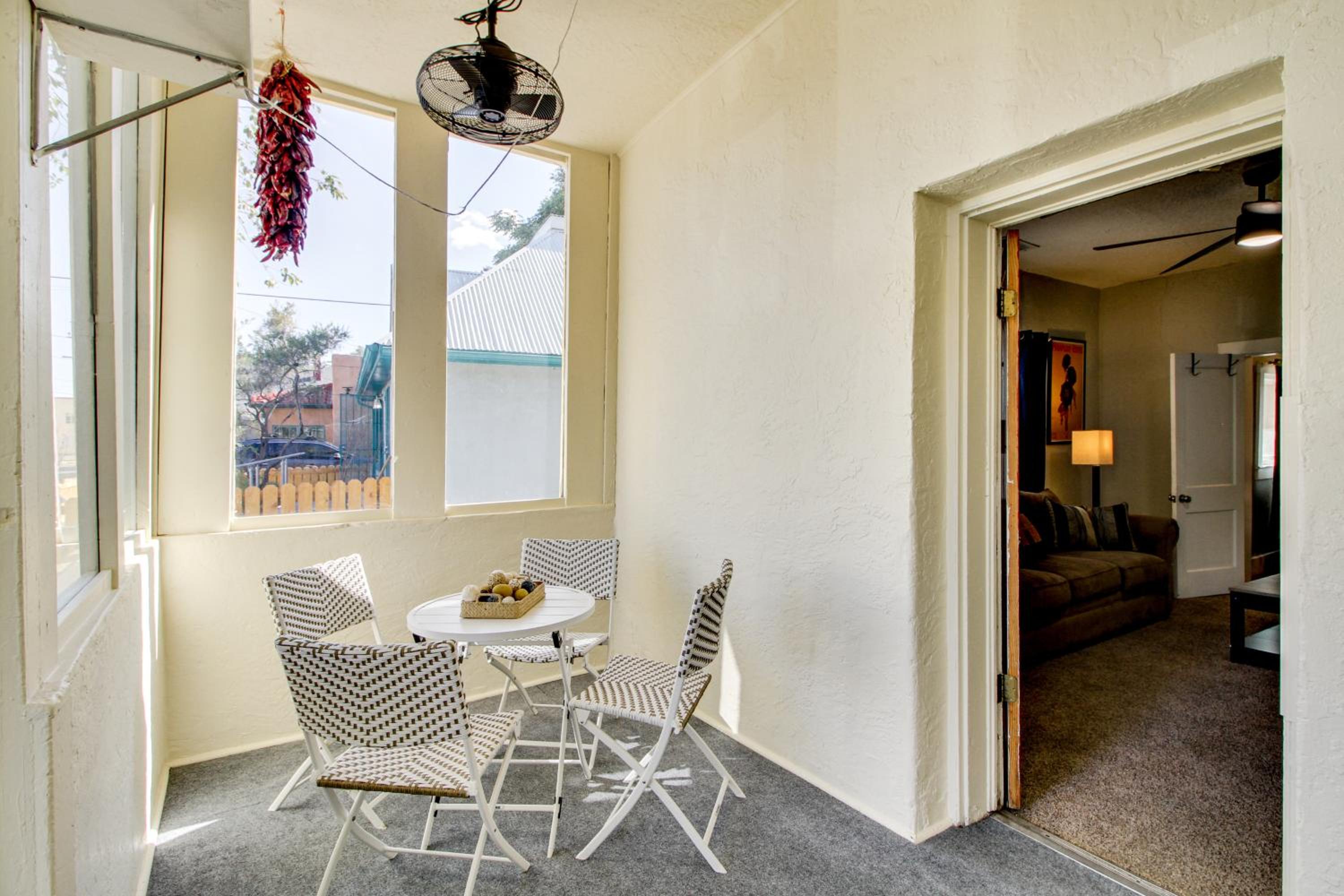 1 Mi to Old Town Albuquerque! Dog-Friendly Home