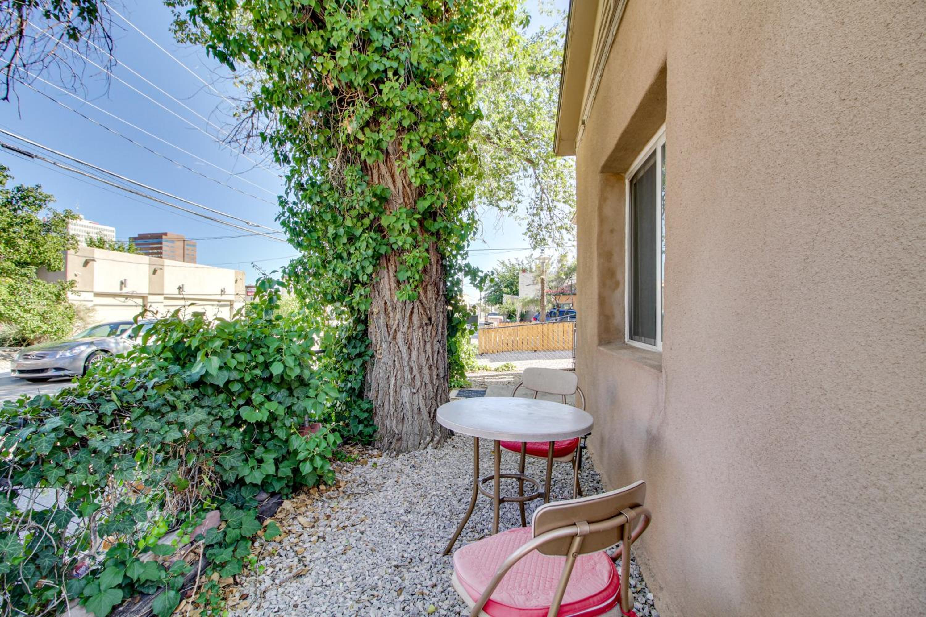 1 Mi to Old Town Albuquerque! Dog-Friendly Home