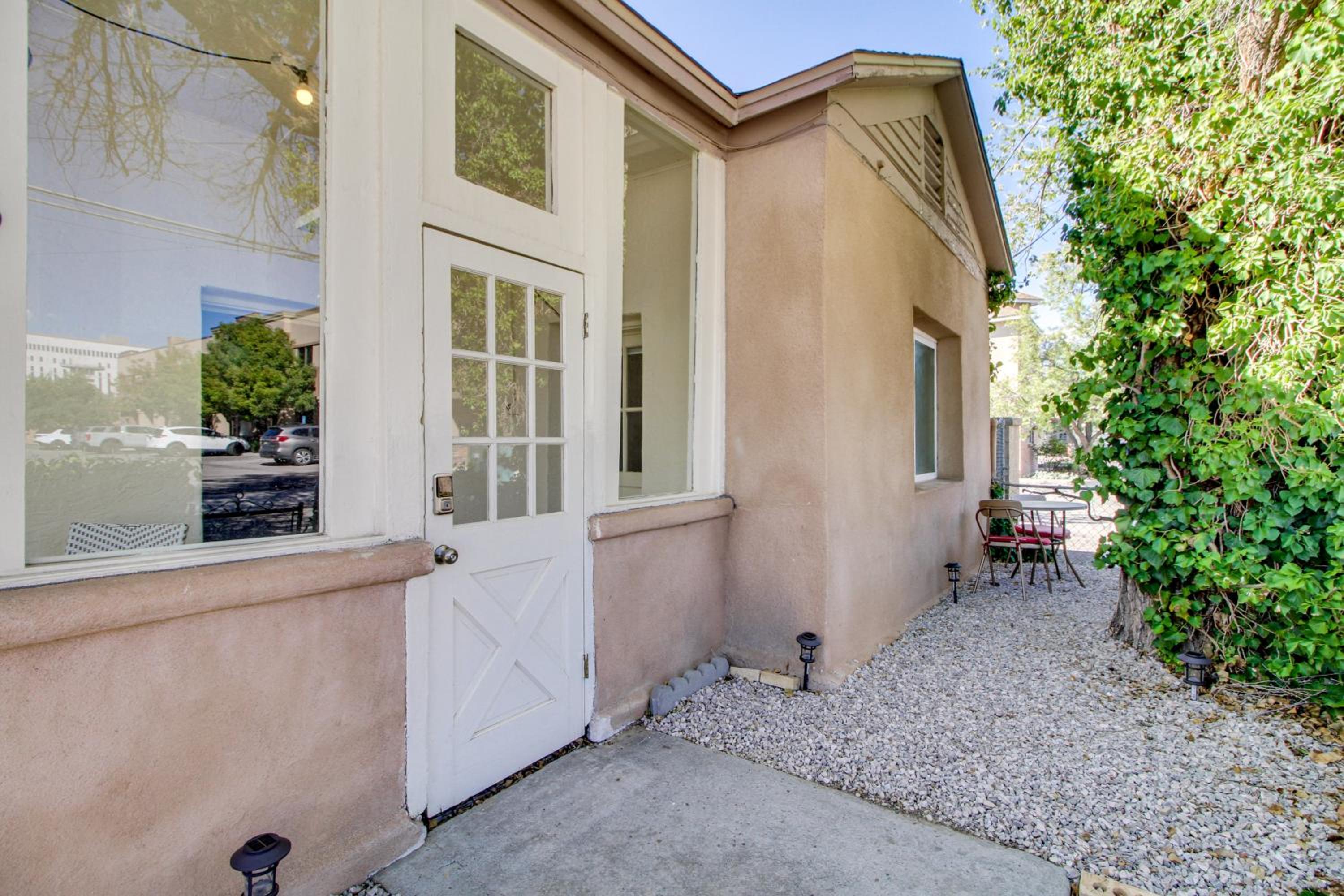 1 Mi to Old Town Albuquerque! Dog-Friendly Home