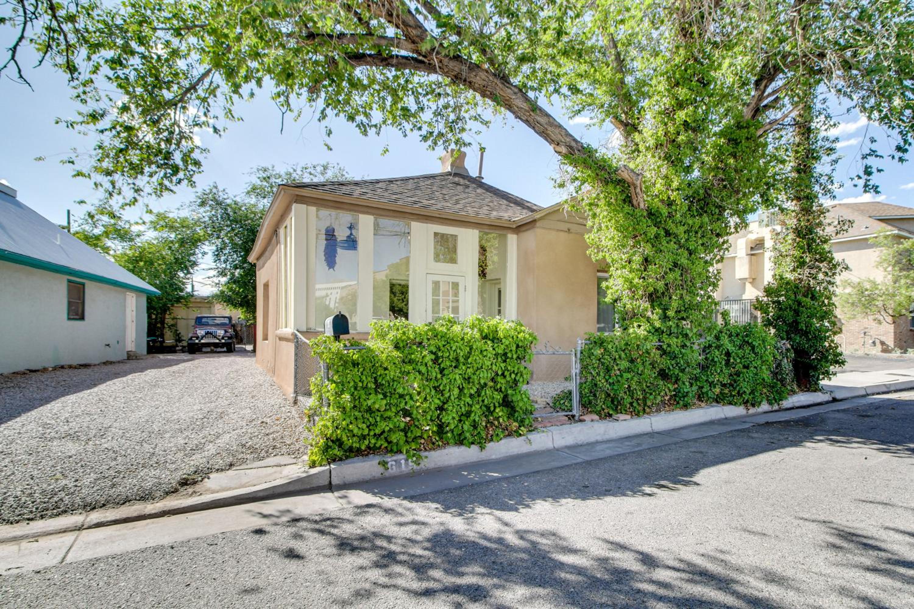 1 Mi to Old Town Albuquerque! Dog-Friendly Home