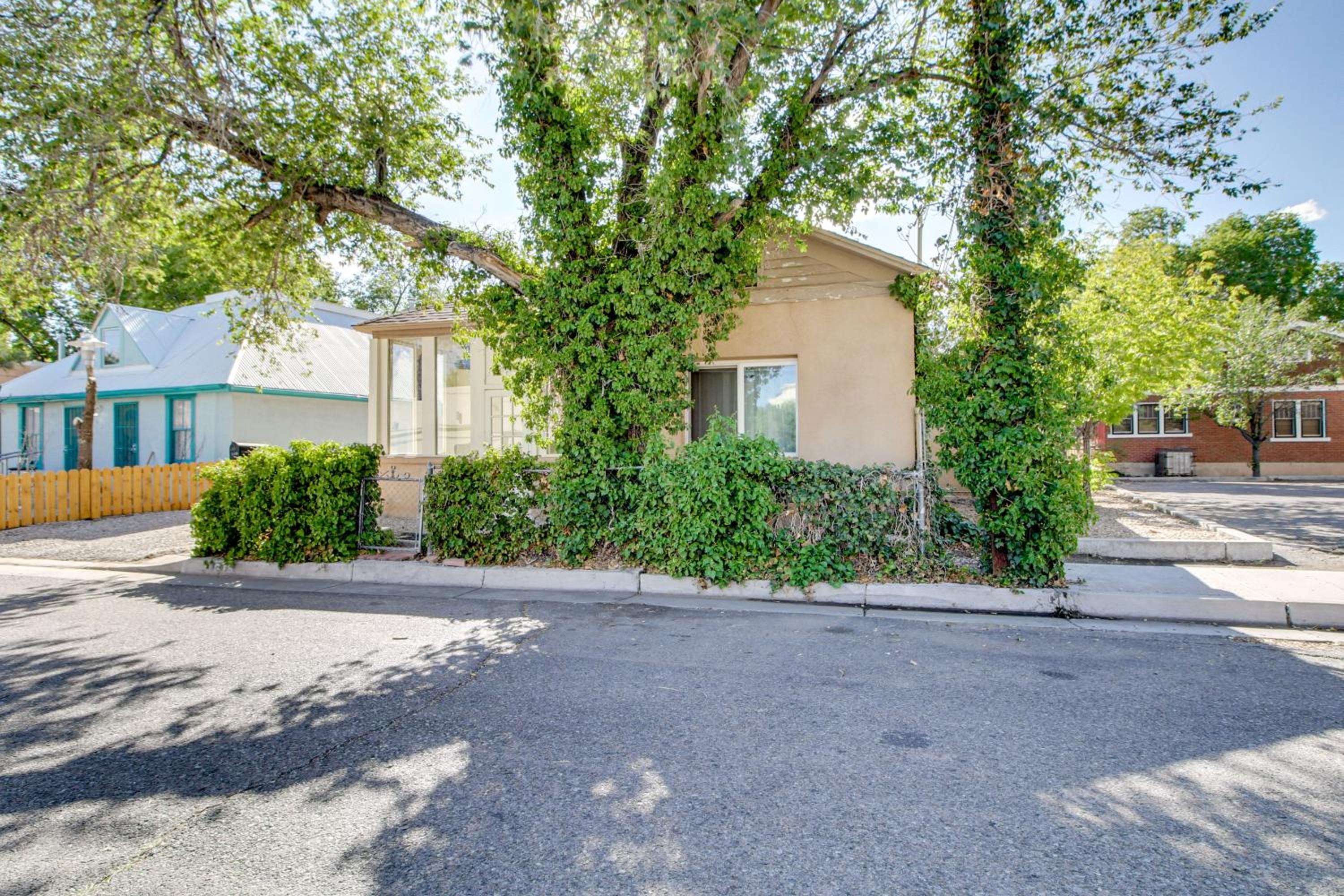 1 Mi to Old Town Albuquerque! Dog-Friendly Home