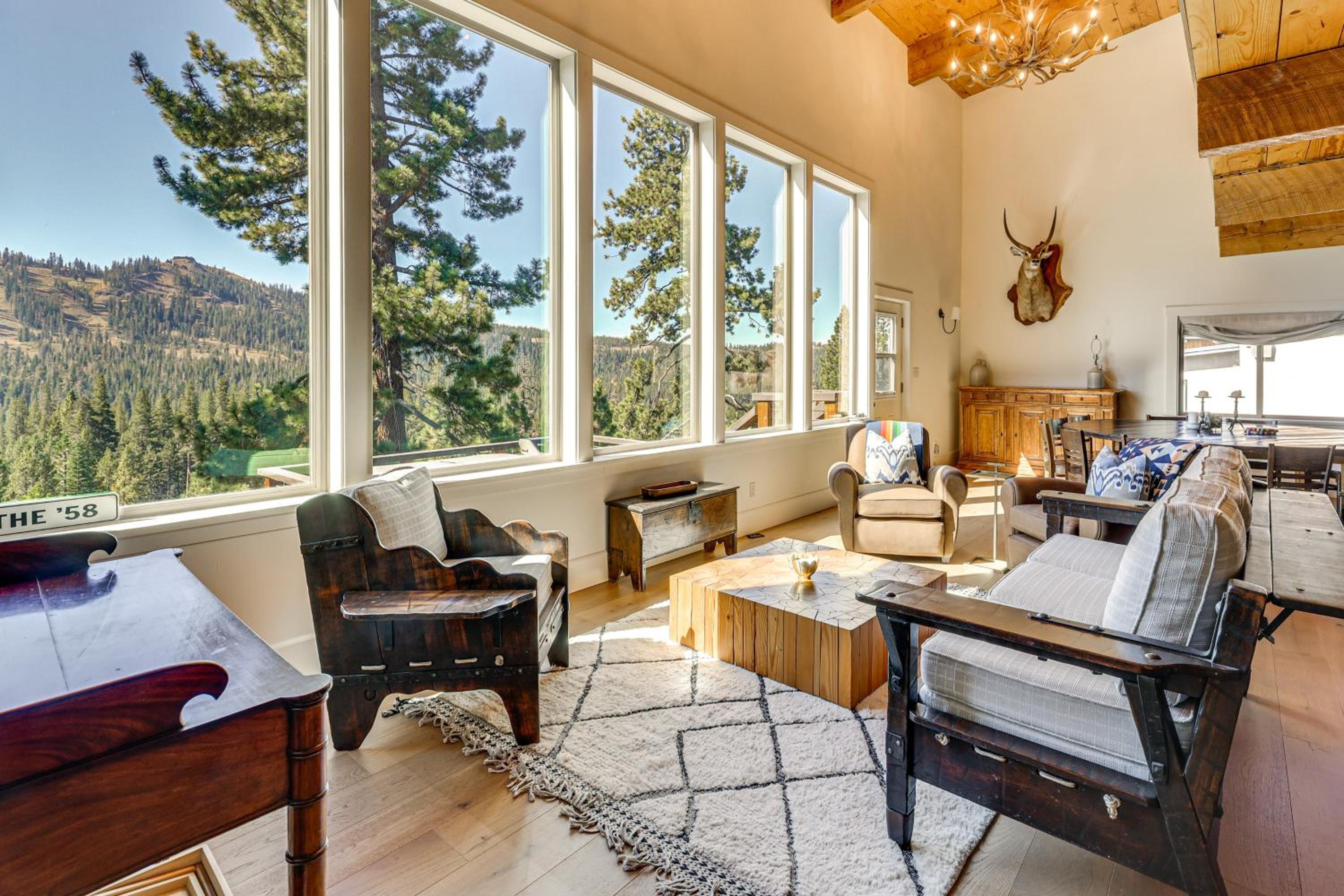 Endless Mtn Views! Group Ski Lodge at Sugar Bowl