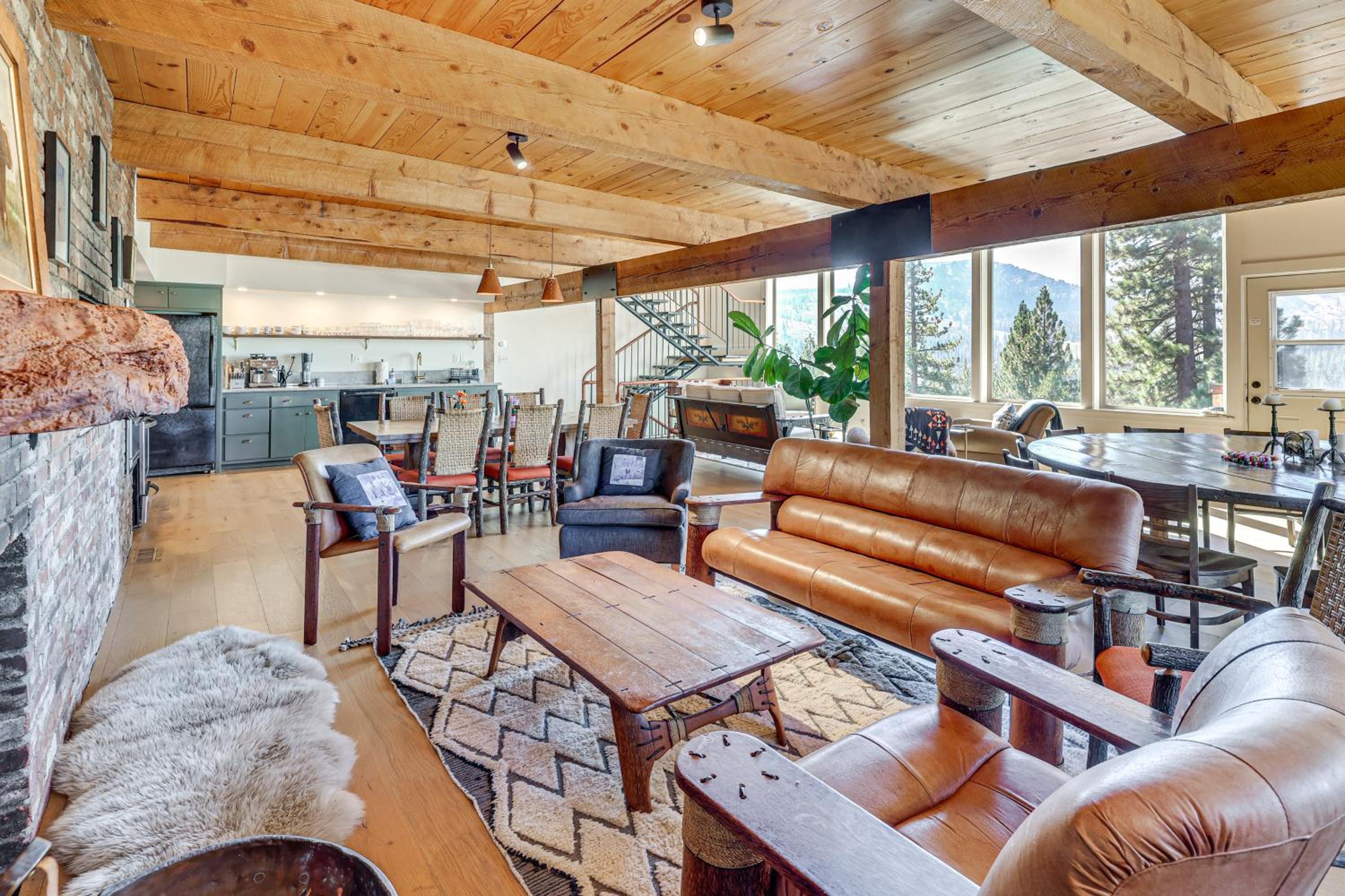 Endless Mtn Views! Group Ski Lodge at Sugar Bowl
