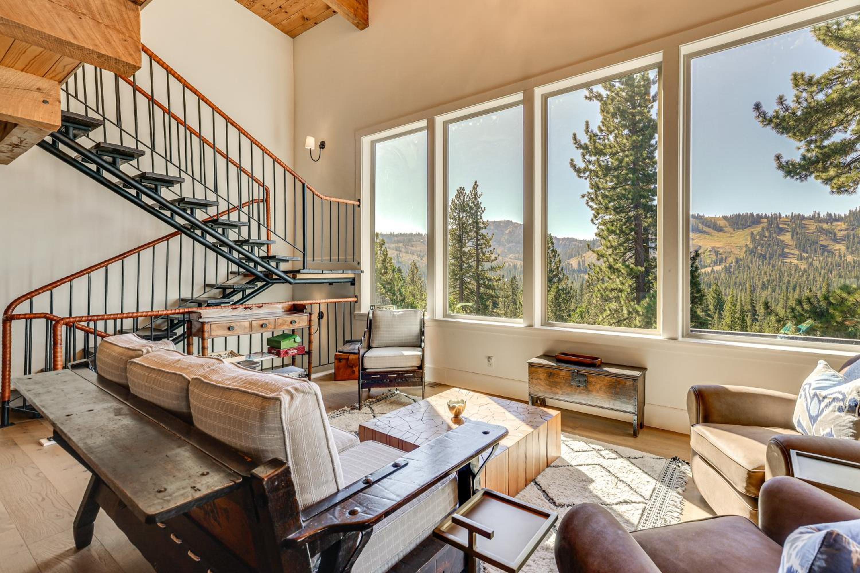 Endless Mtn Views! Group Ski Lodge at Sugar Bowl