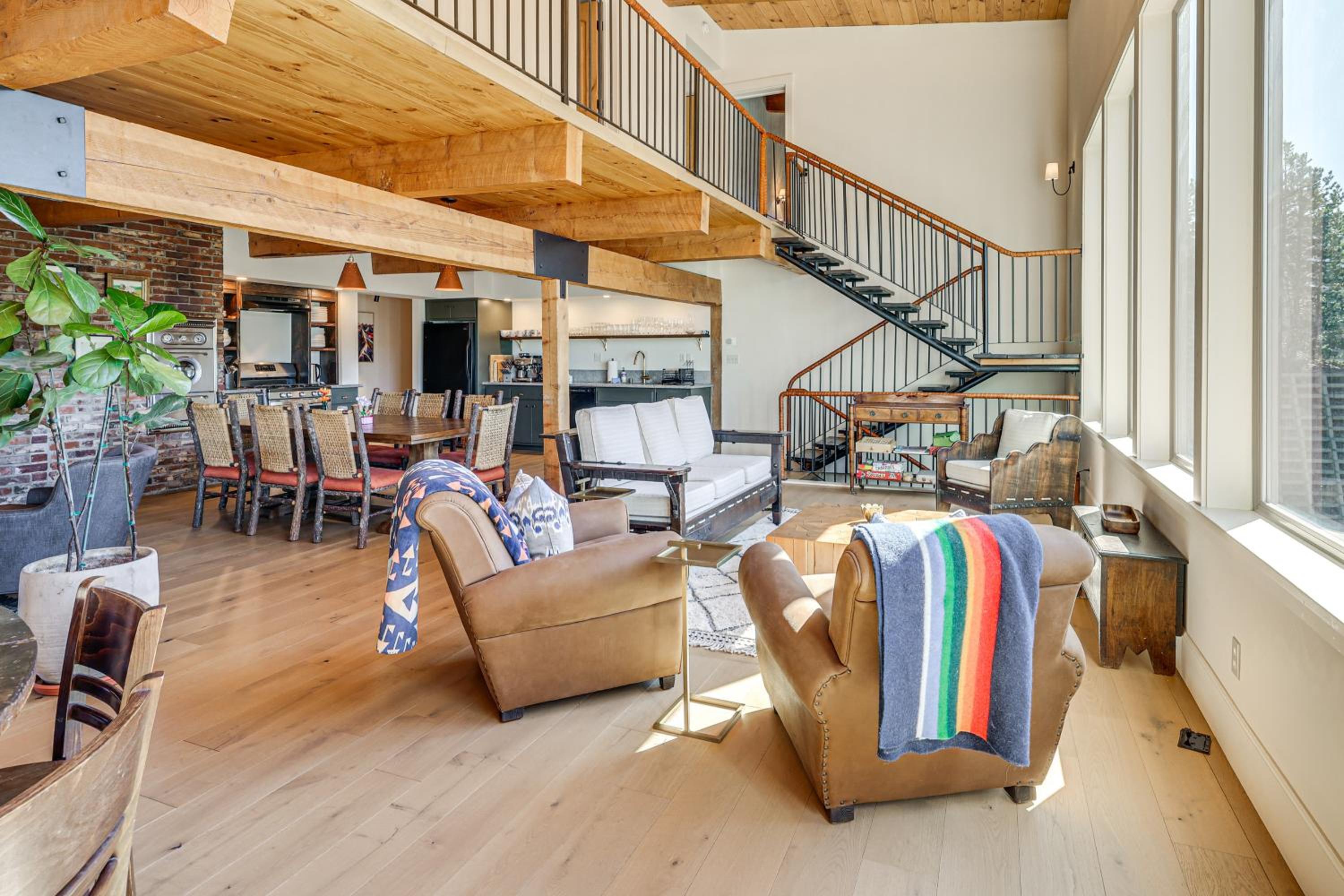 Endless Mtn Views! Group Ski Lodge at Sugar Bowl