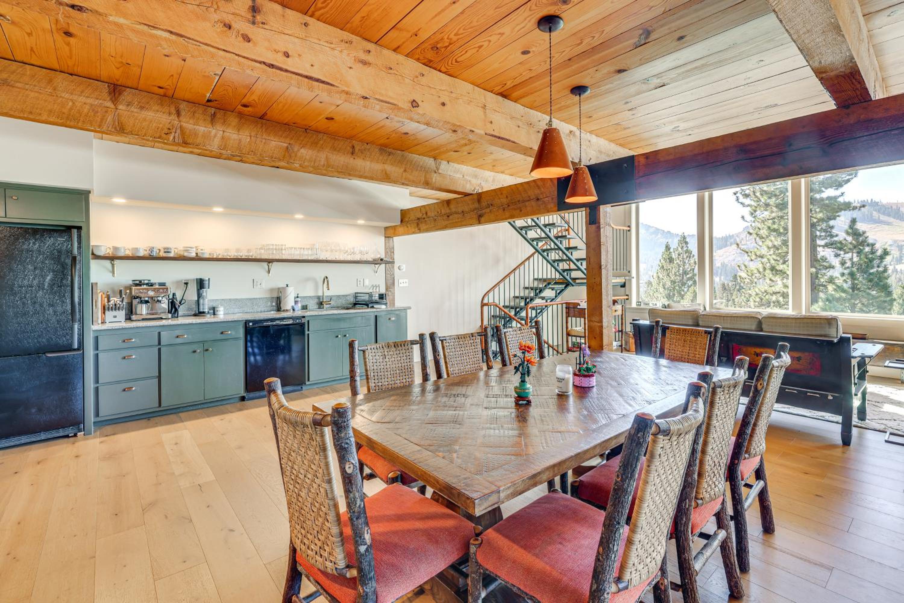 Endless Mtn Views! Group Ski Lodge at Sugar Bowl